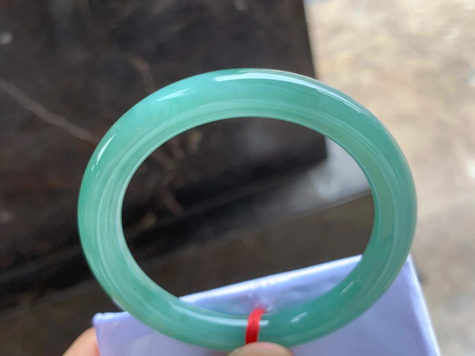 51-8.5mm
豆绿色圆条手镯 底子细腻 上手秀美