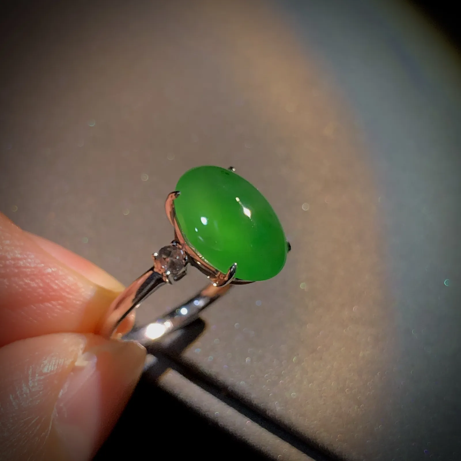 绿戒指，裸石12.5-9.5-4mm，
13#，18K金，南非钻