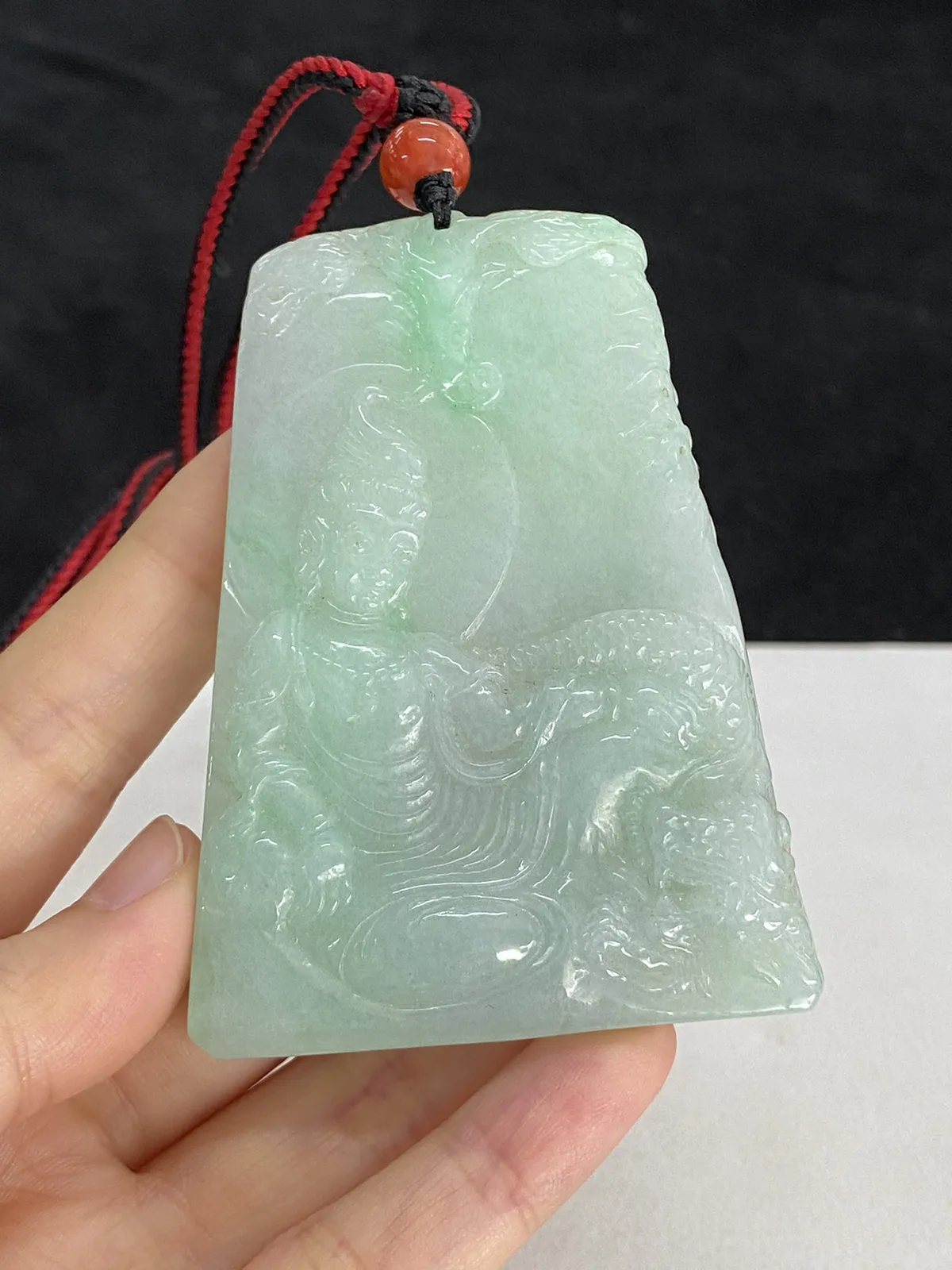 翡翠糯化种飘绿吊坠，配珠未测