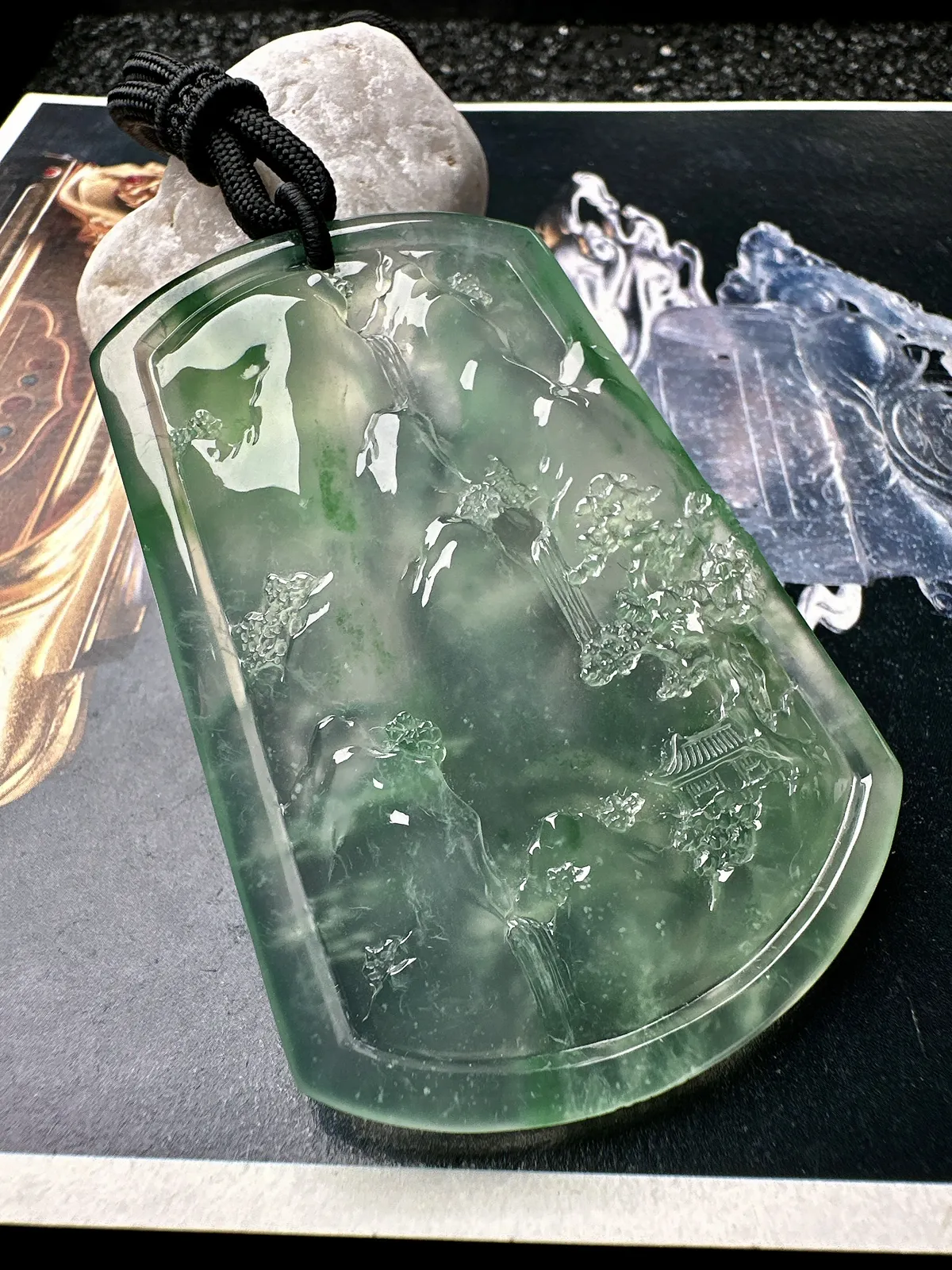 【玻璃种飘绿山水】种地很不错，冰感十足，通透度好，画面感强烈，稀有的好山水