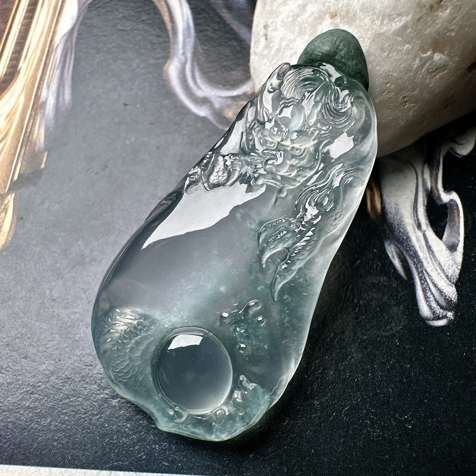 【玻璃种随形飘花龙牌】冰润细腻，冰感好，质地很不错。雕工精细，佩戴效果好