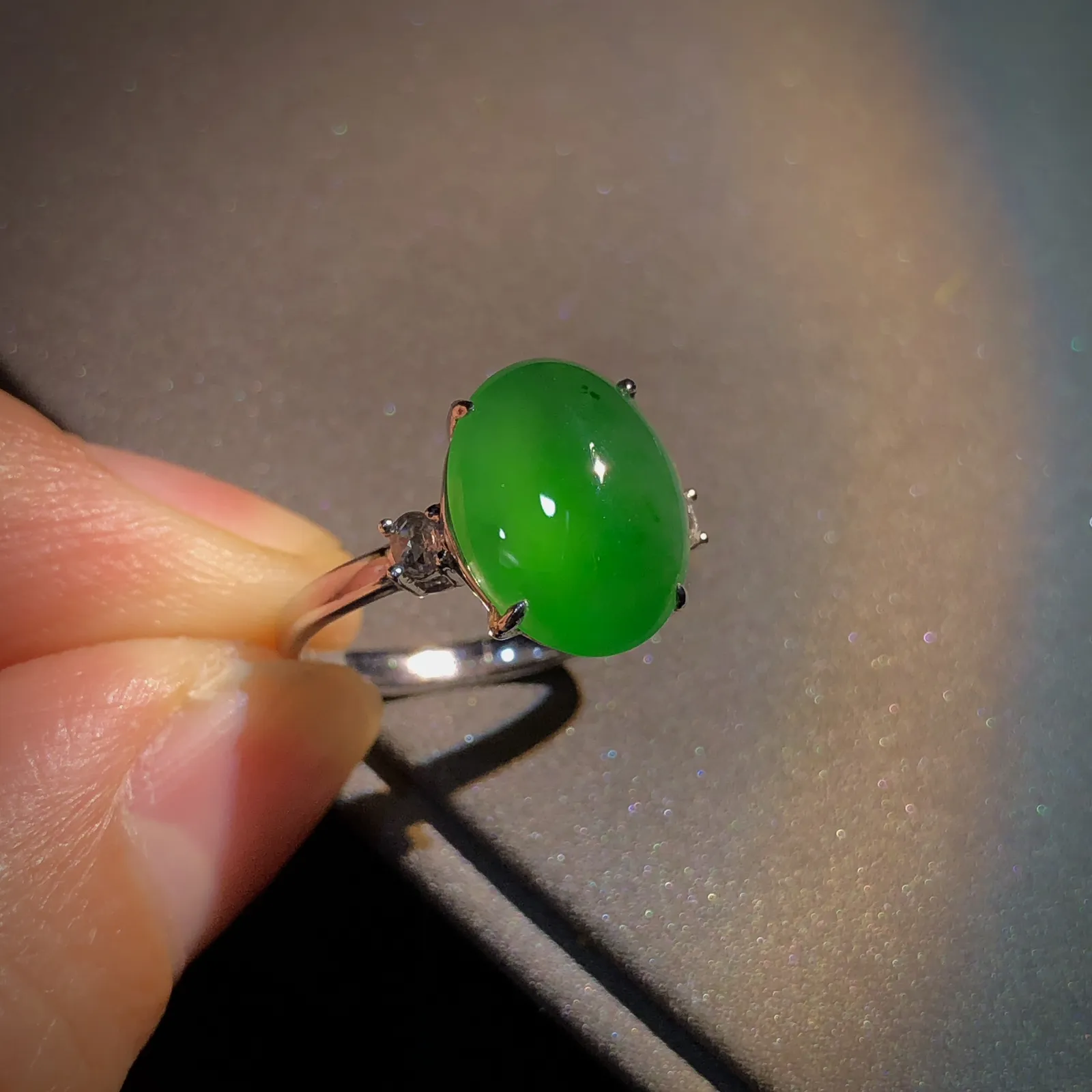 绿戒指，裸石12.5-9.5-4mm，
13#，18K金，南非钻