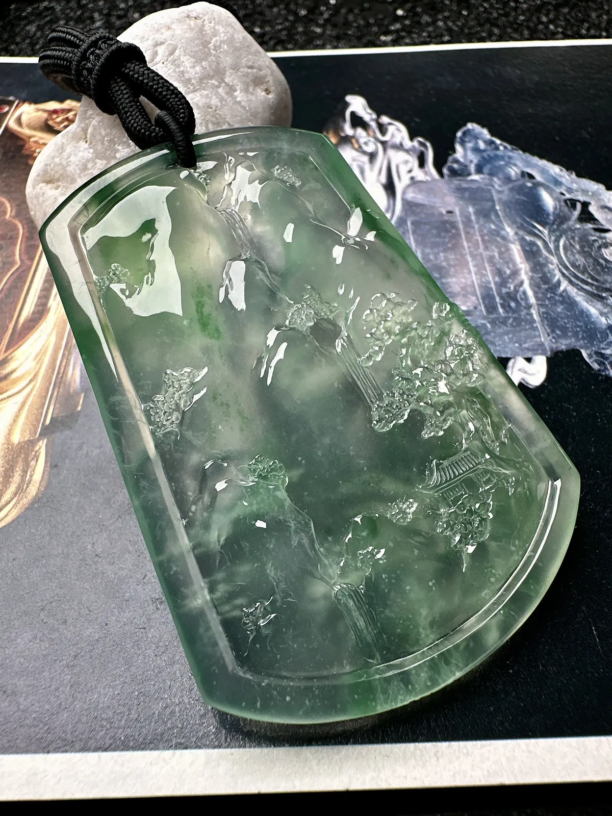 【玻璃种飘绿山水】种地很不错，冰感十足，通透度好，画面感强烈，稀有的好山水