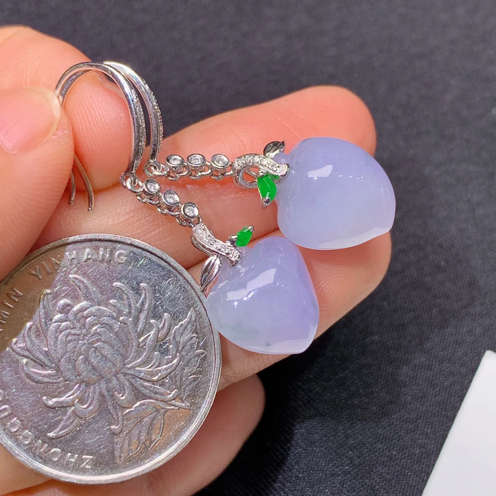 紫罗兰小桃耳坠，18k金镶嵌，简约时尚，温润细腻，种水足 裸石13.2*11.8*7.3