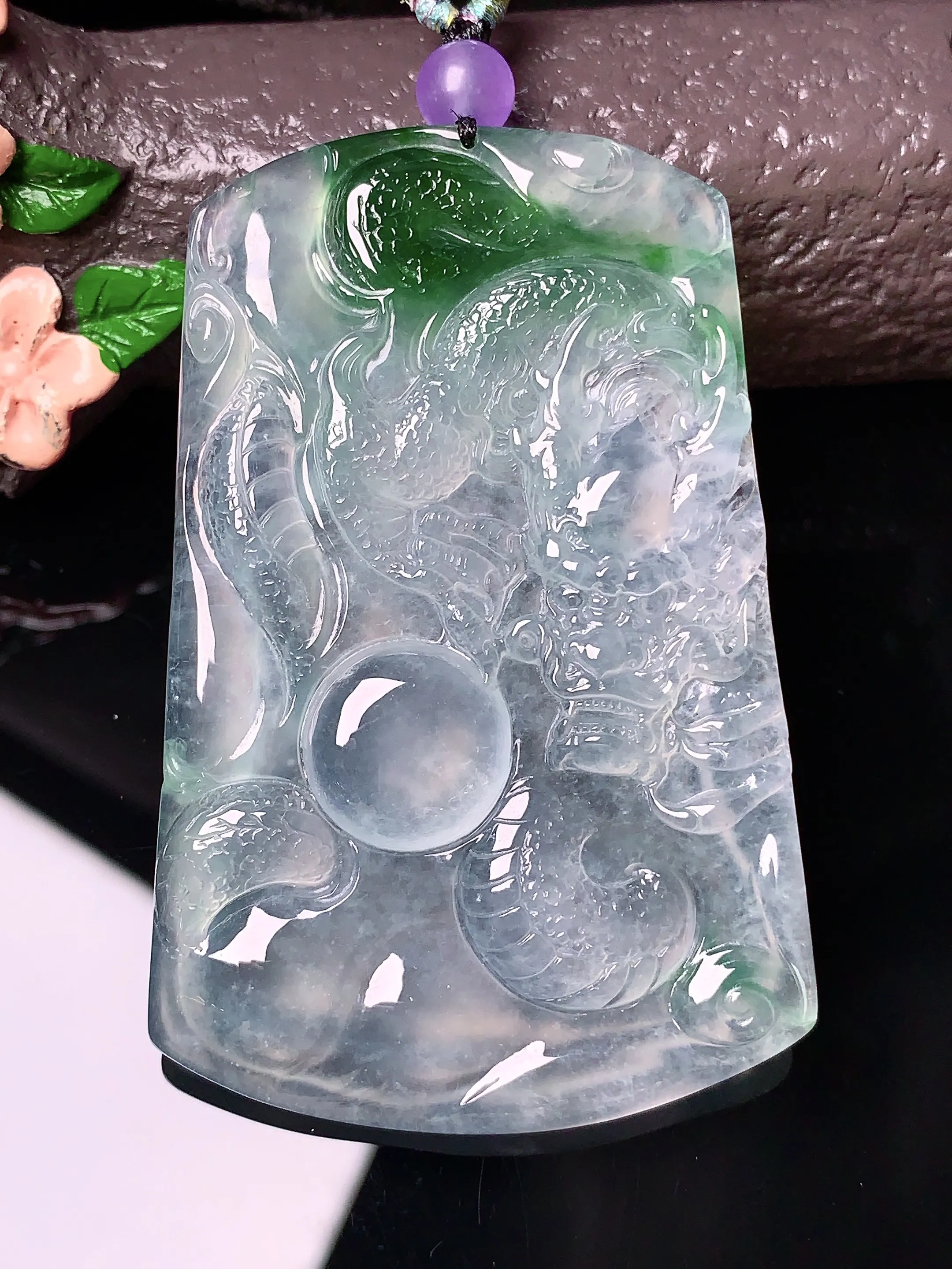 冰种飘绿龙牌吊坠 玉质细腻 色泽清新艳丽 整体尺寸61*39.6*5.8