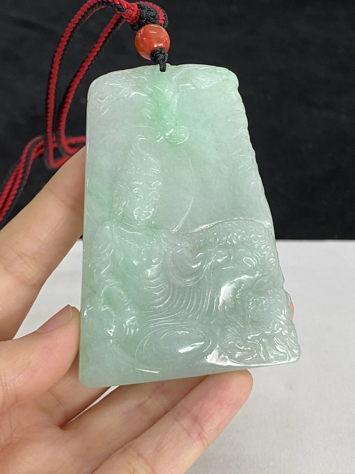 翡翠糯化种飘绿吊坠，配珠未测