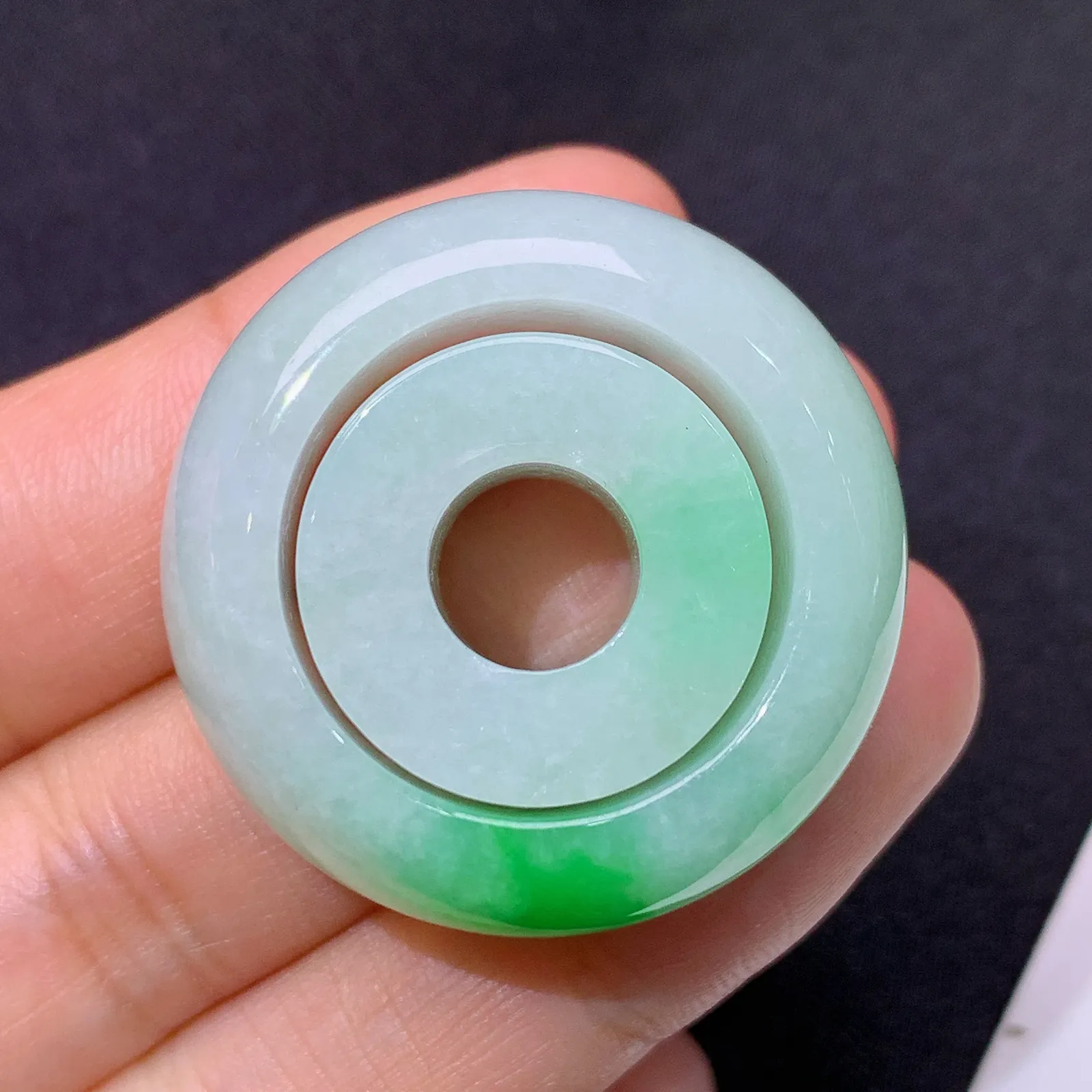 飘绿子母扣吊坠 冰润色阳，玉质细腻，种水足 圈口26 宽12厚5.3