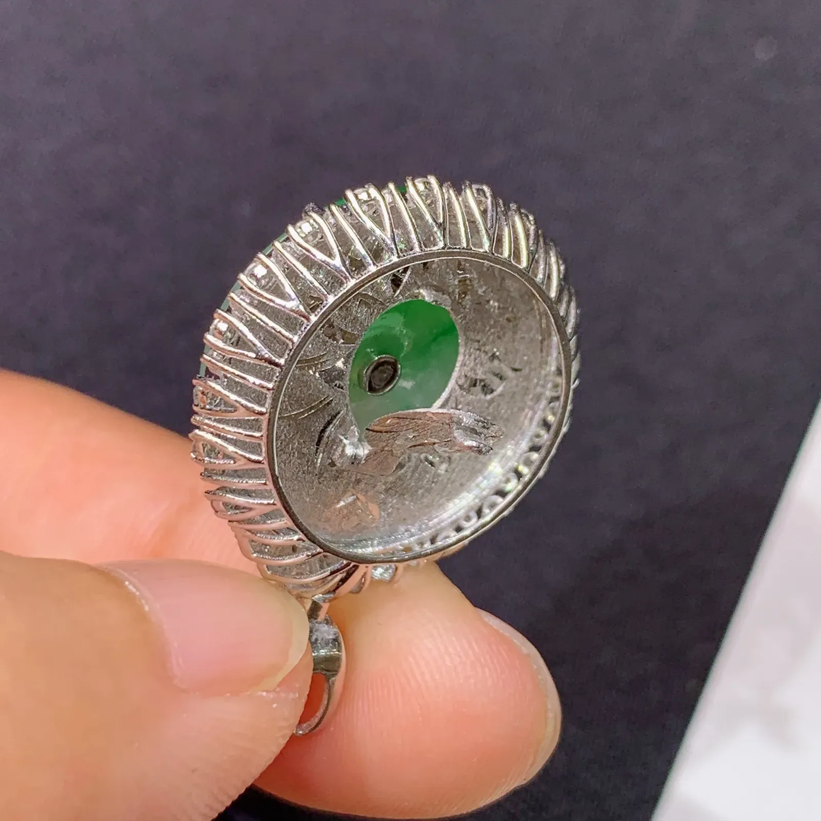 冰飘绿平安扣吊坠，18k金镶嵌，冰润细腻，色阳，种水足 尺寸28.8*20.8*6.8