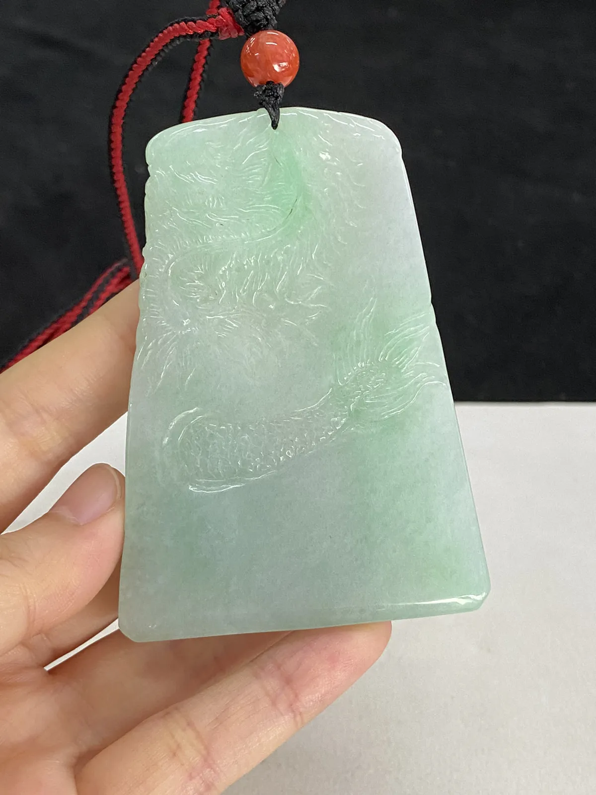 翡翠糯化种飘绿吊坠，配珠未测