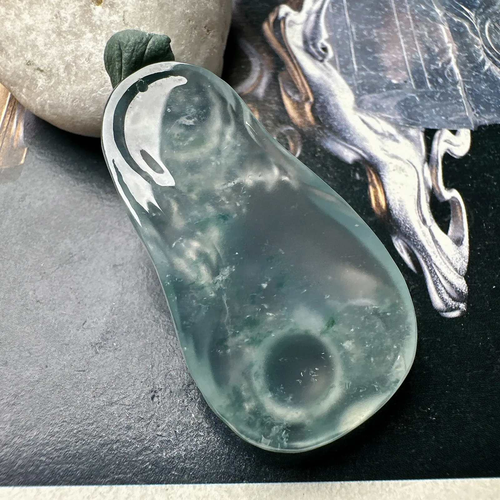 【玻璃种随形飘花龙牌】冰润细腻，冰感好，质地很不错。雕工精细，佩戴效果好