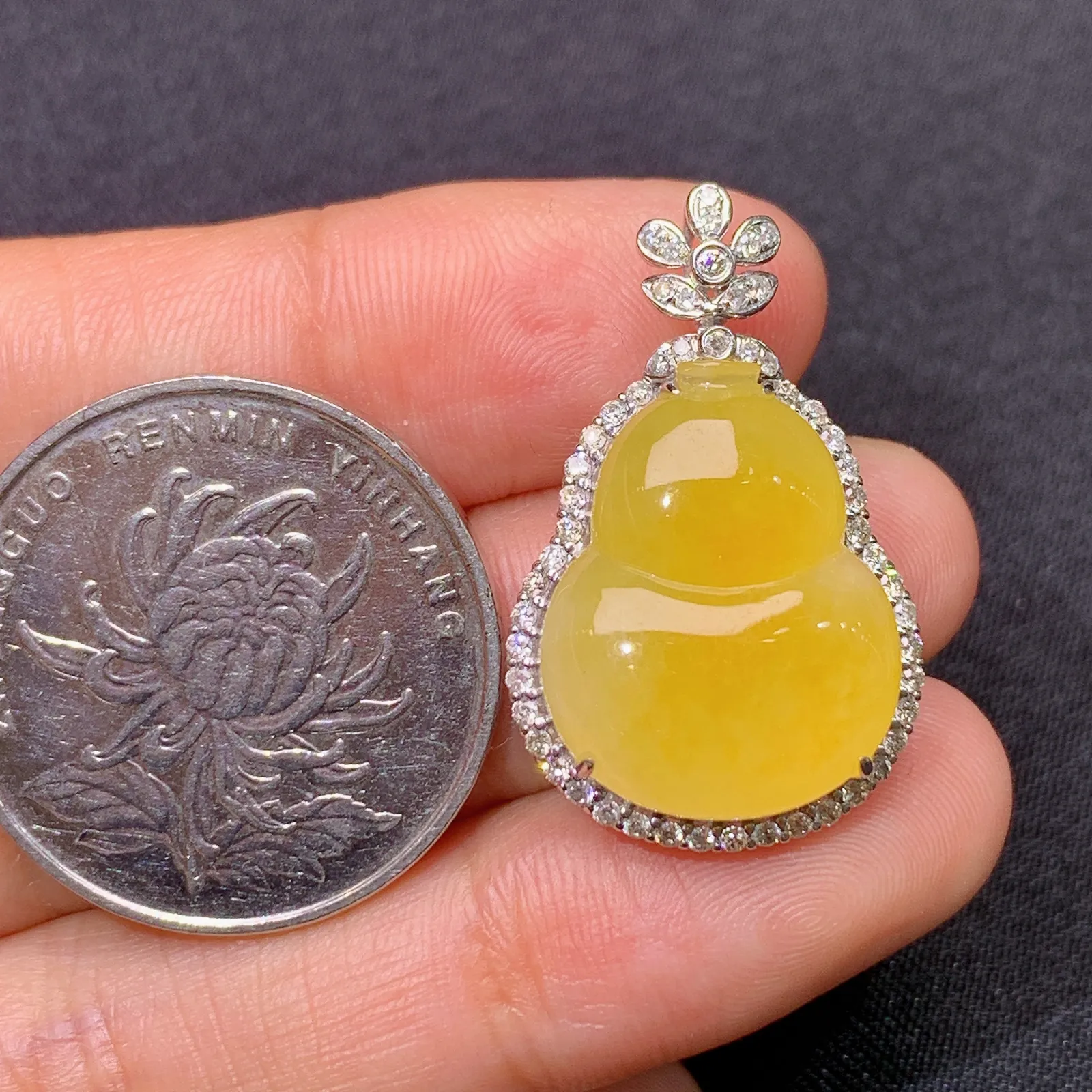 冰黄翡葫芦吊坠，18k金镶嵌，色泽鲜艳，水色超佳 尺寸28.1*17.5*8