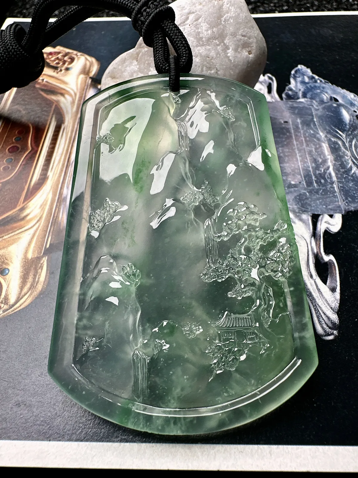【玻璃种飘绿山水】种地很不错，冰感十足，通透度好，画面感强烈，稀有的好山水
