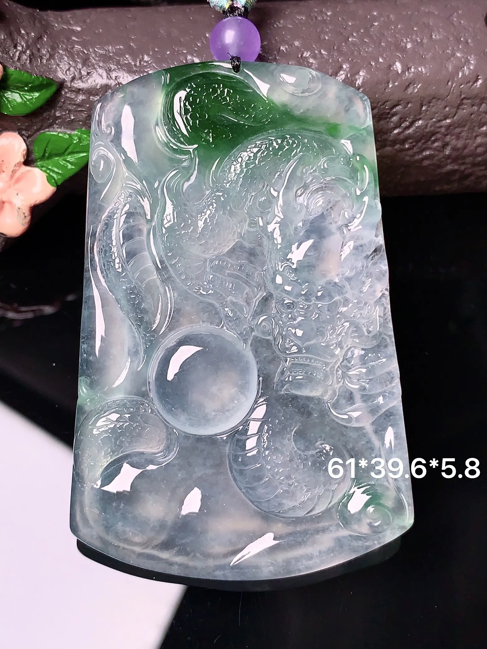 冰种飘绿龙牌吊坠 玉质细腻 色泽清新艳丽 整体尺寸61*39.6*5.8