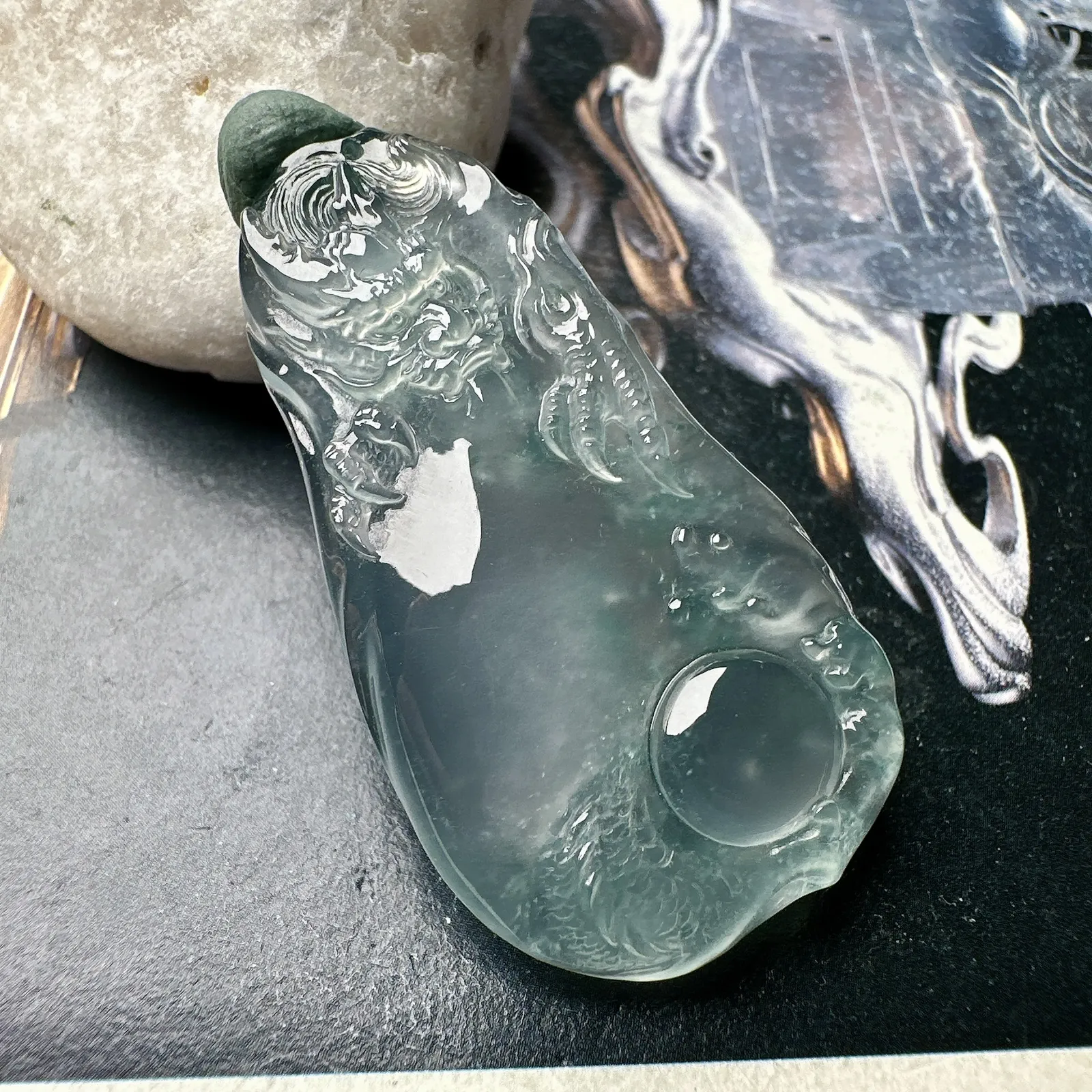 【玻璃种随形飘花龙牌】冰润细腻，冰感好，质地很不错。雕工精细，佩戴效果好