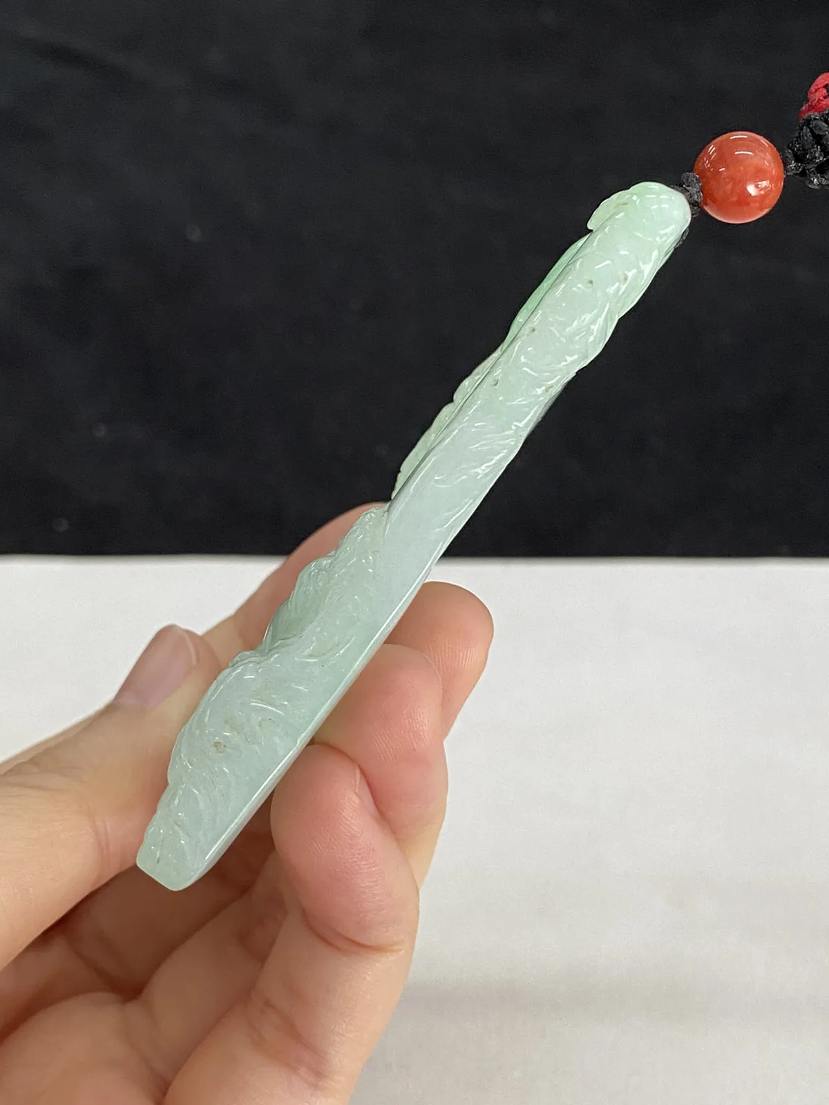 翡翠糯化种飘绿吊坠，配珠未测