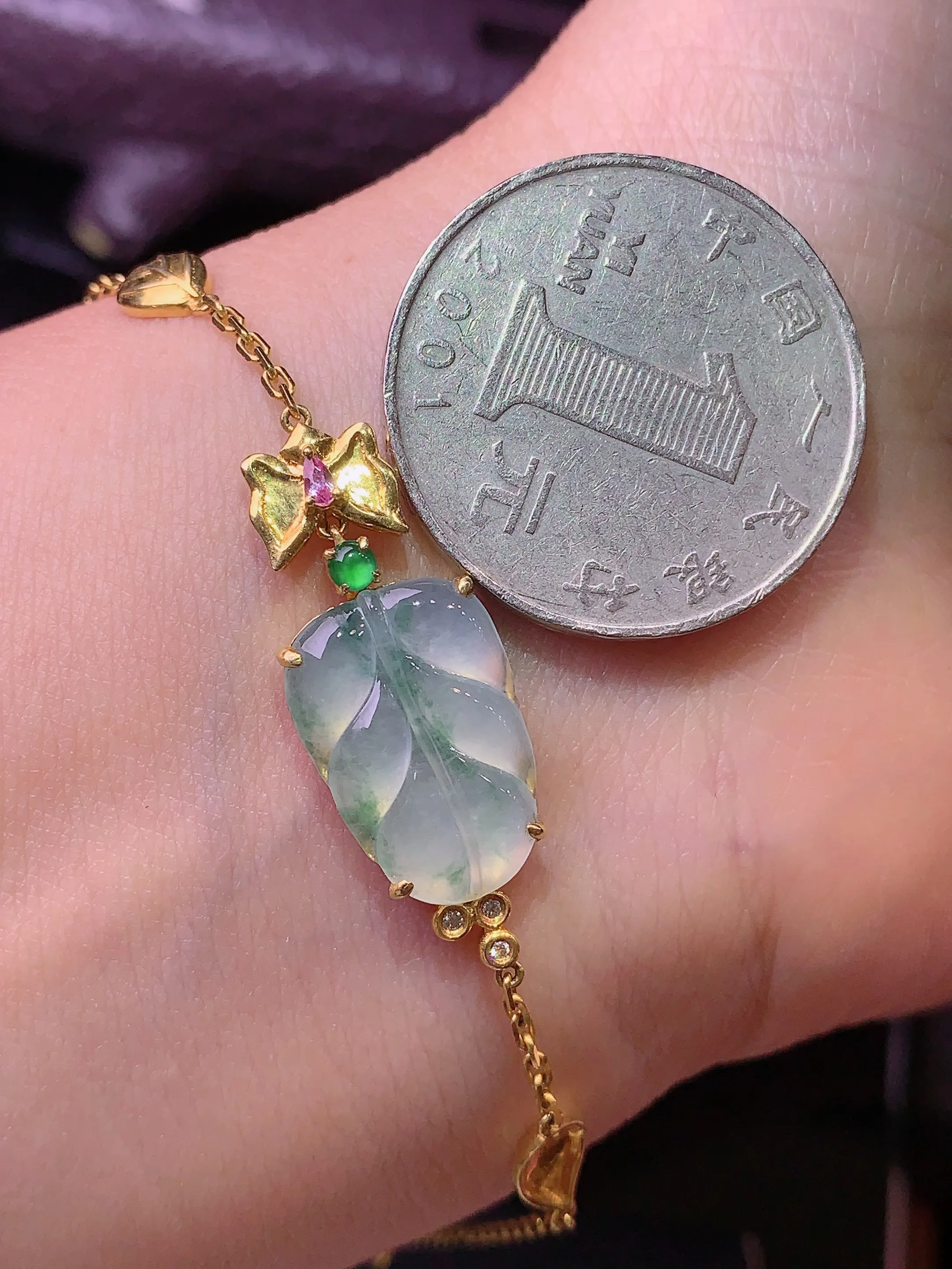 18k金镶嵌冰种树叶手链 玉质细腻 色泽清新艳丽 裸石尺寸16*11.1*2.6