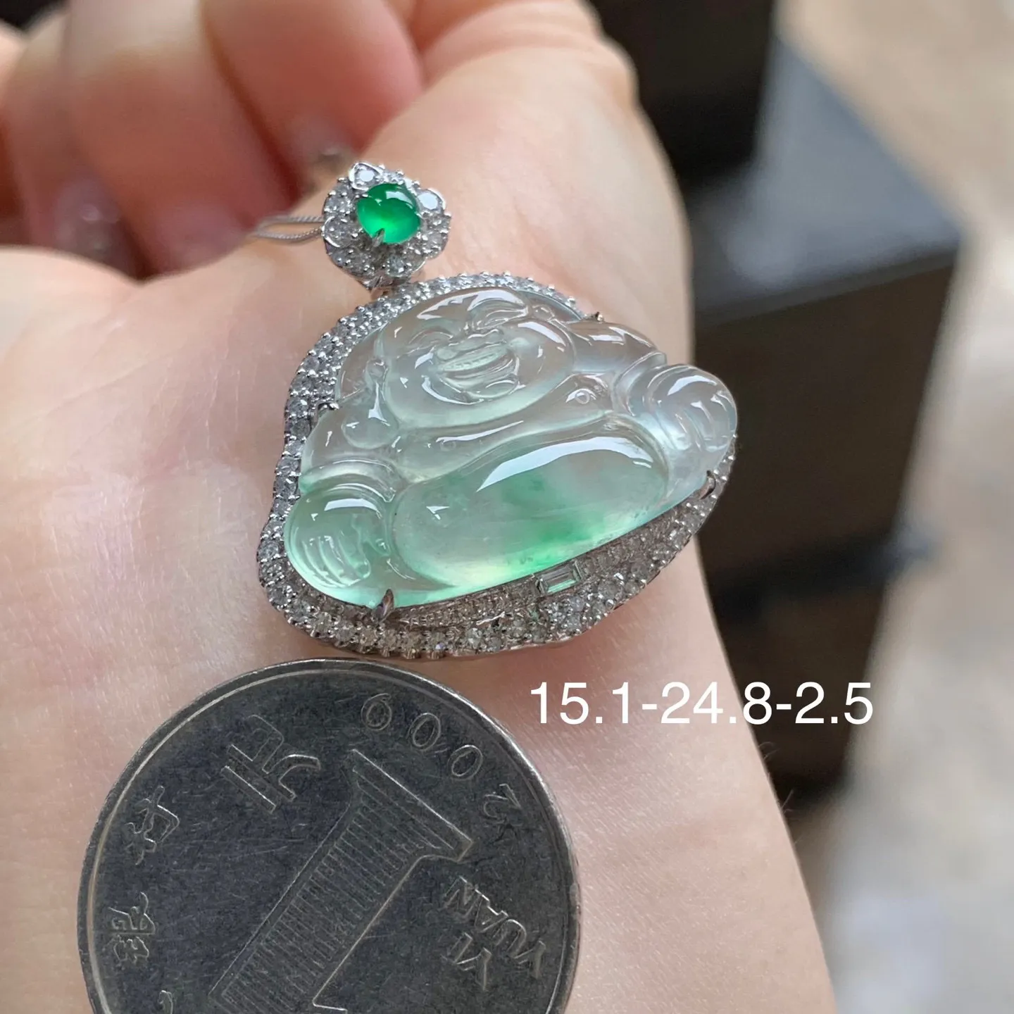 冰种色花坐佛
真金镶嵌 精致