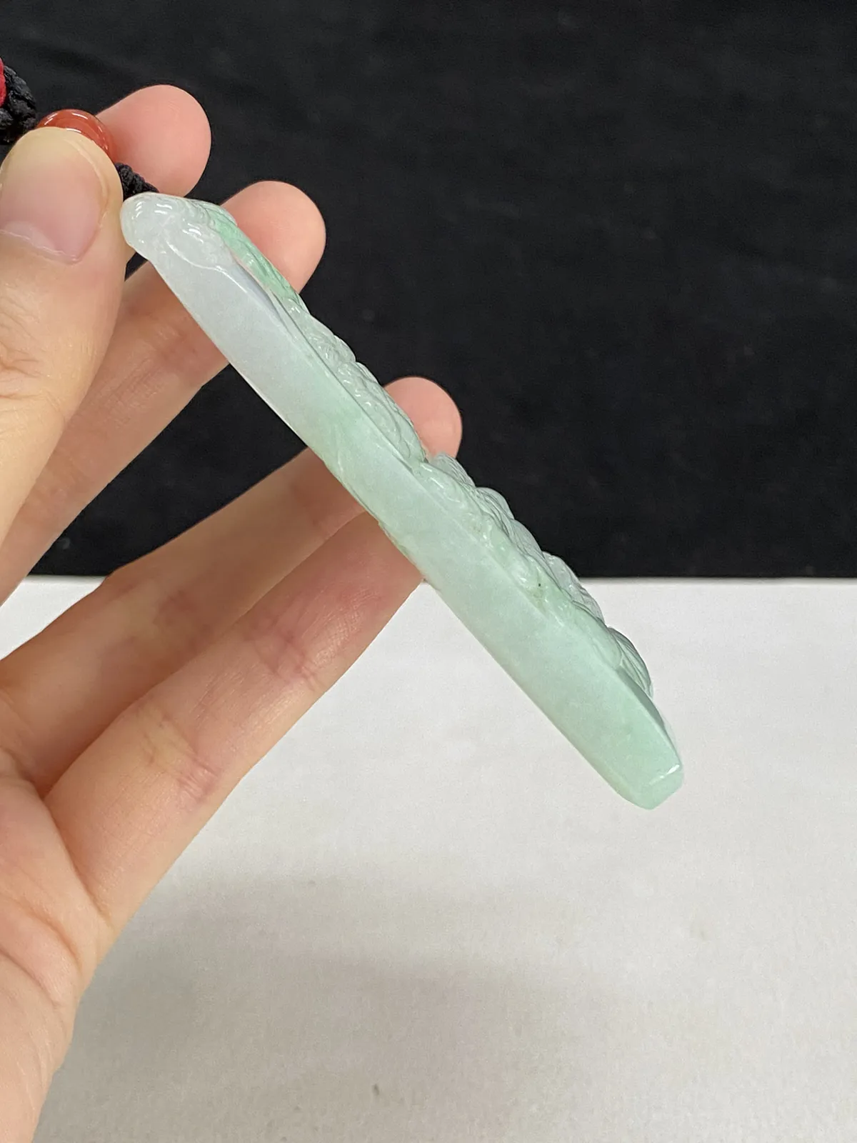 翡翠糯化种飘绿吊坠，配珠未测
