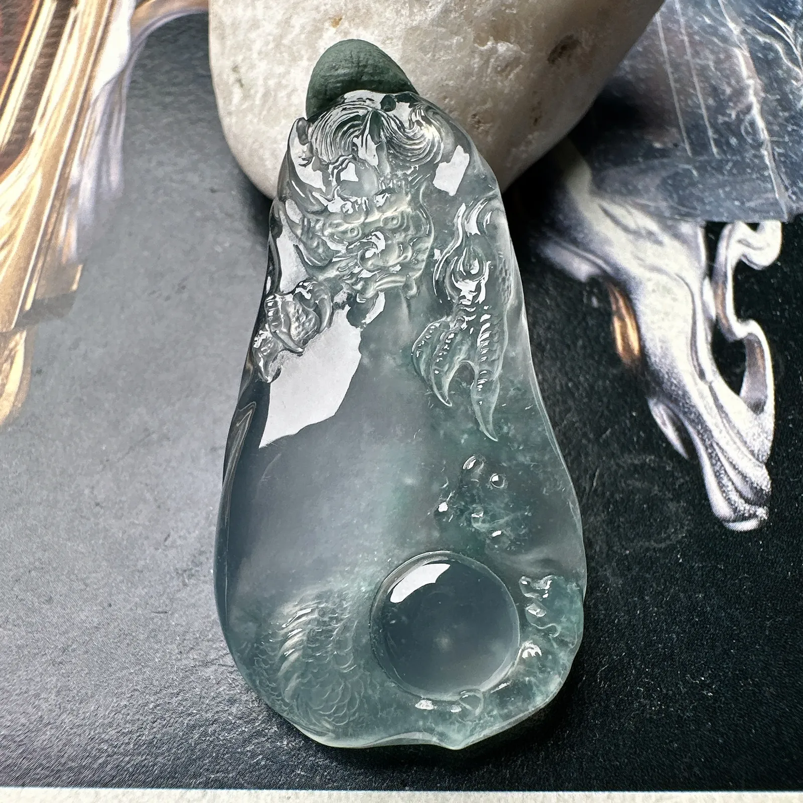 【玻璃种随形飘花龙牌】冰润细腻，冰感好，质地很不错。雕工精细，佩戴效果好