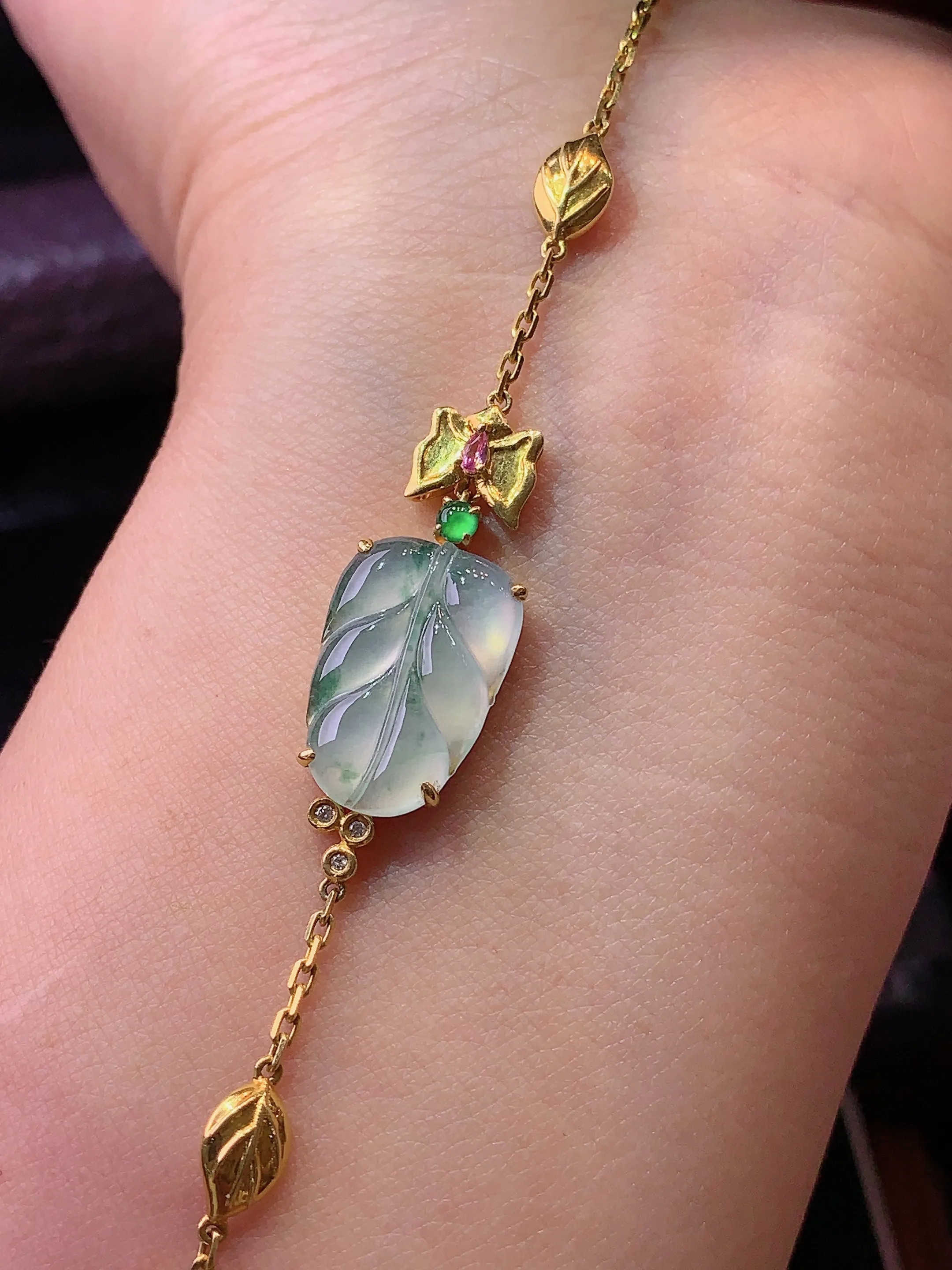 18k金镶嵌冰种树叶手链 玉质细腻 色泽清新艳丽 裸石尺寸16*11.1*2.6