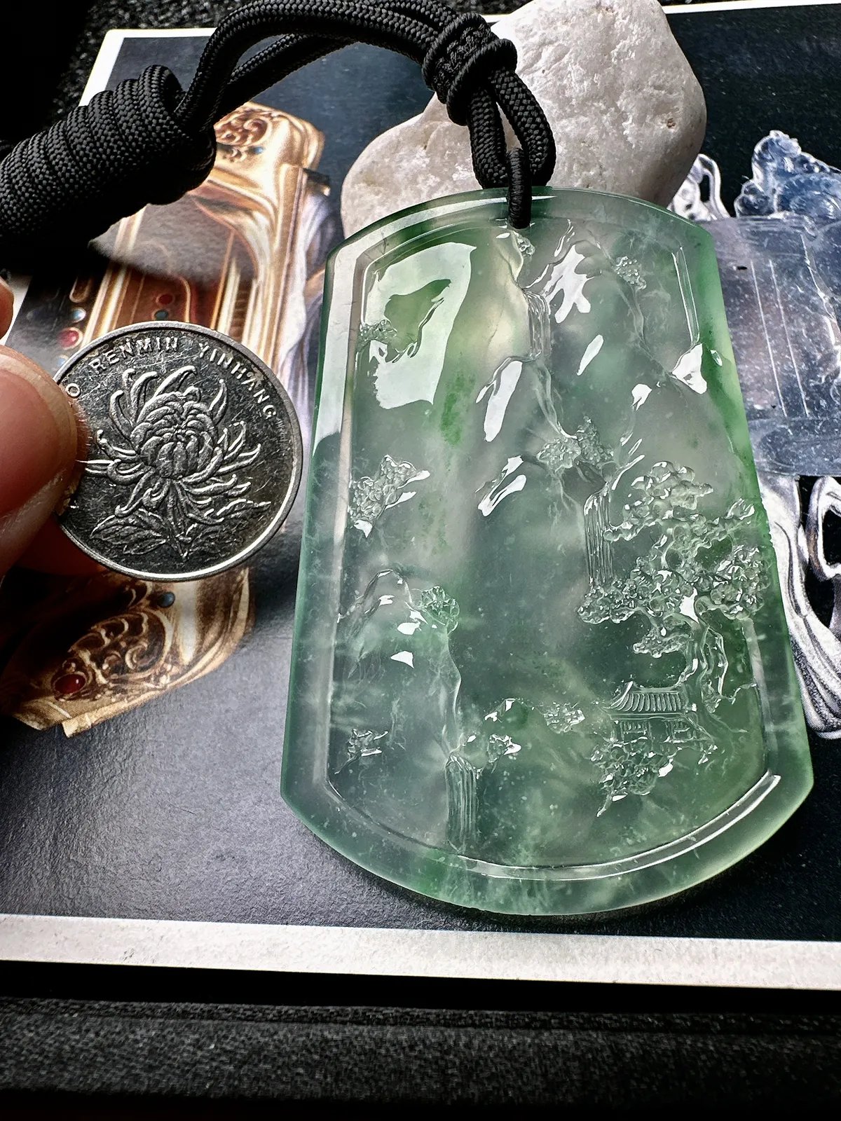 【玻璃种飘绿山水】种地很不错，冰感十足，通透度好，画面感强烈，稀有的好山水