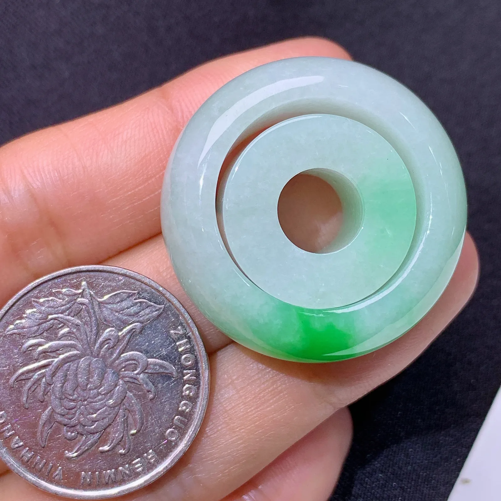 飘绿子母扣吊坠 冰润色阳，玉质细腻，种水足 圈口26 宽12厚5.3