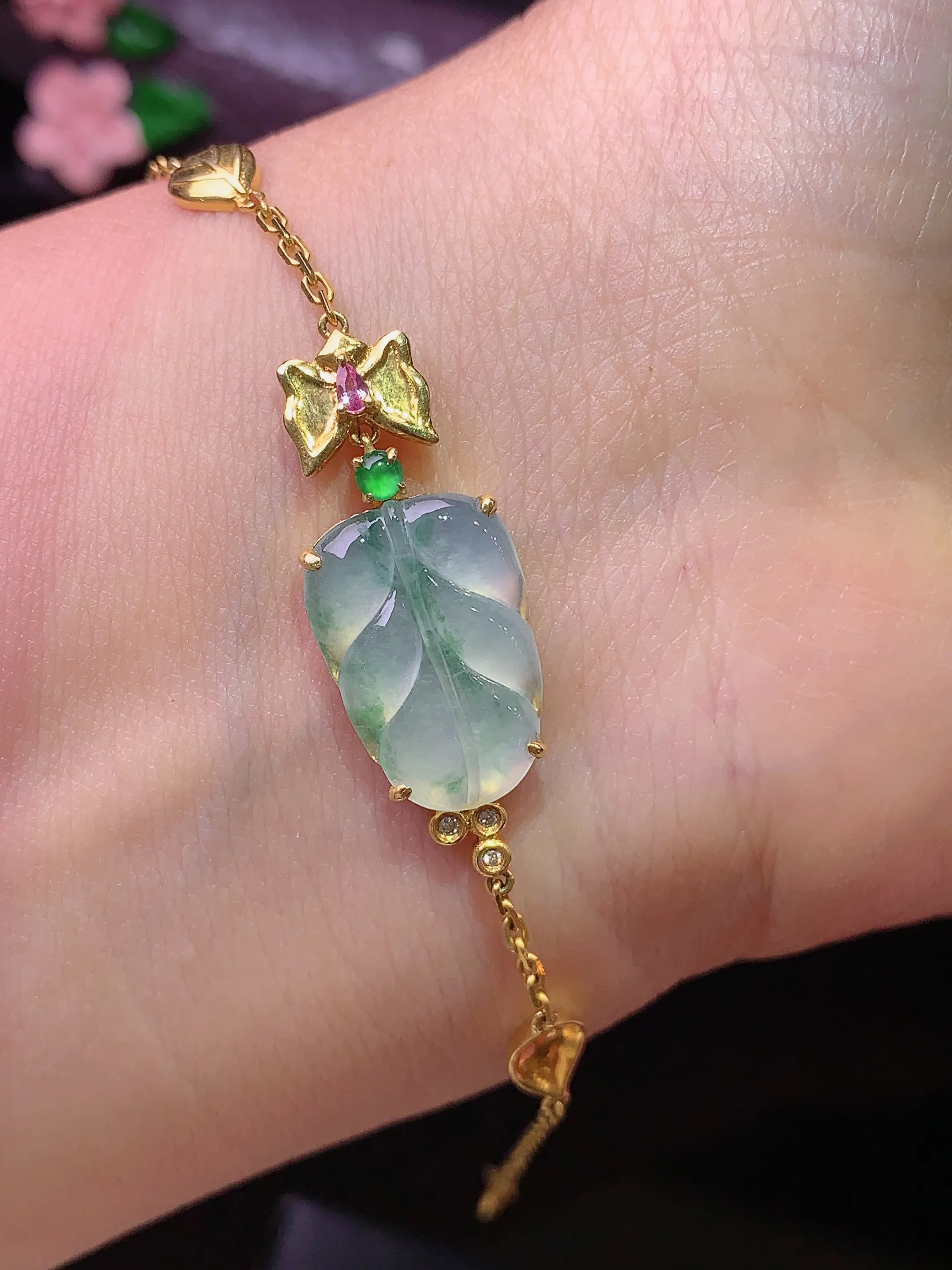 18k金镶嵌冰种树叶手链 玉质细腻 色泽清新艳丽 裸石尺寸16*11.1*2.6