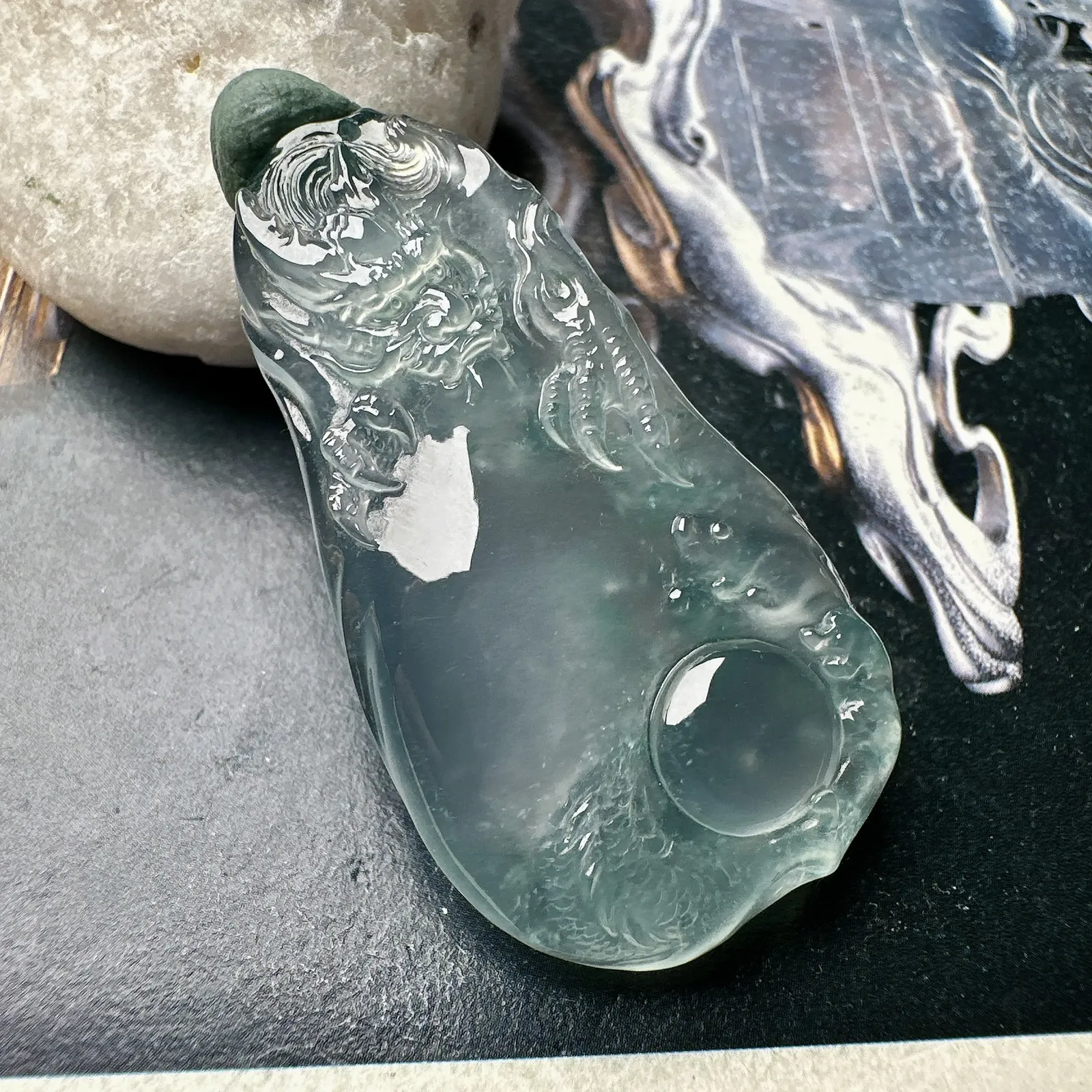 【玻璃种随形飘花龙牌】冰润细腻，冰感好，质地很不错。雕工精细，佩戴效果好