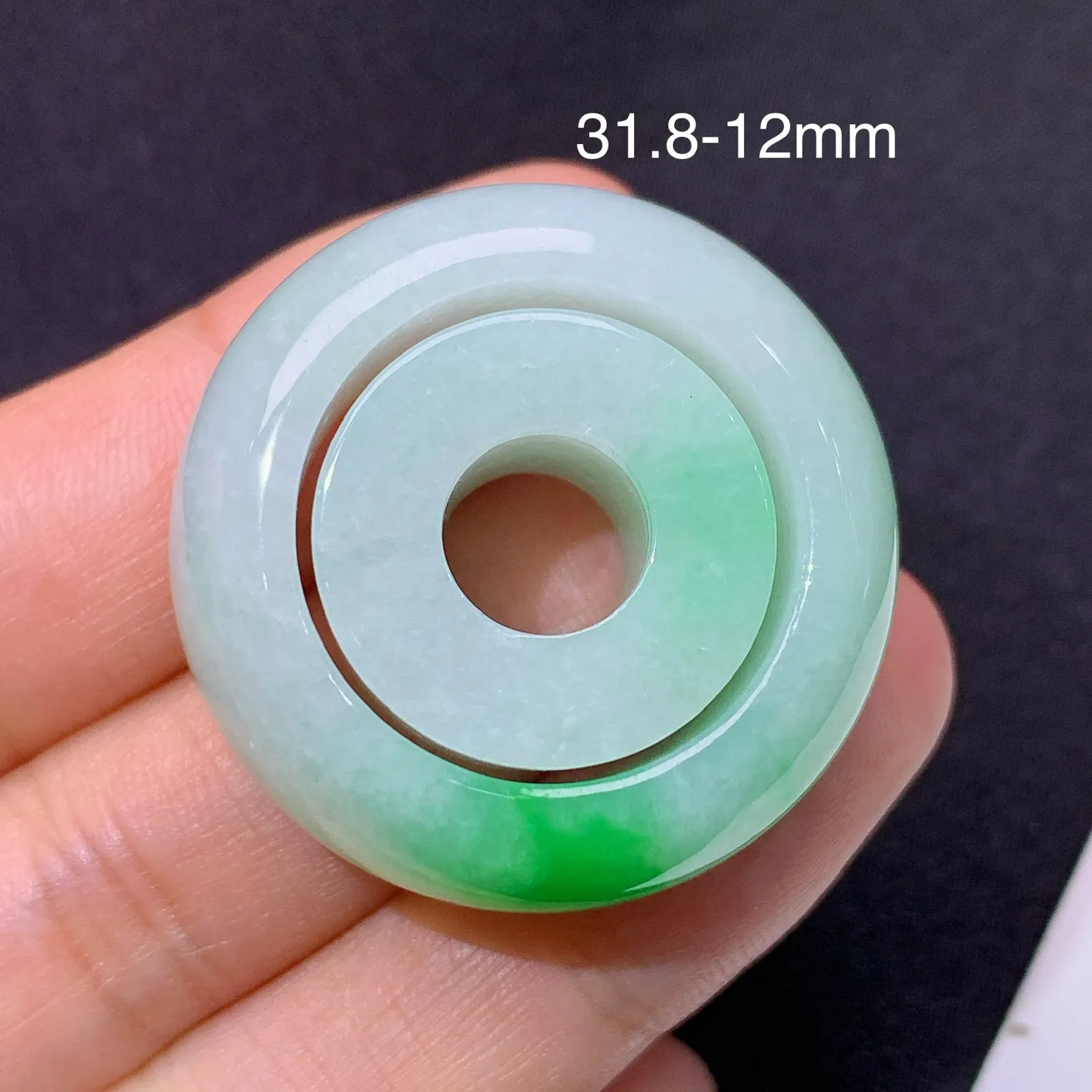 飘绿子母扣吊坠 冰润色阳，玉质细腻，种水足 圈口26 宽12厚5.3