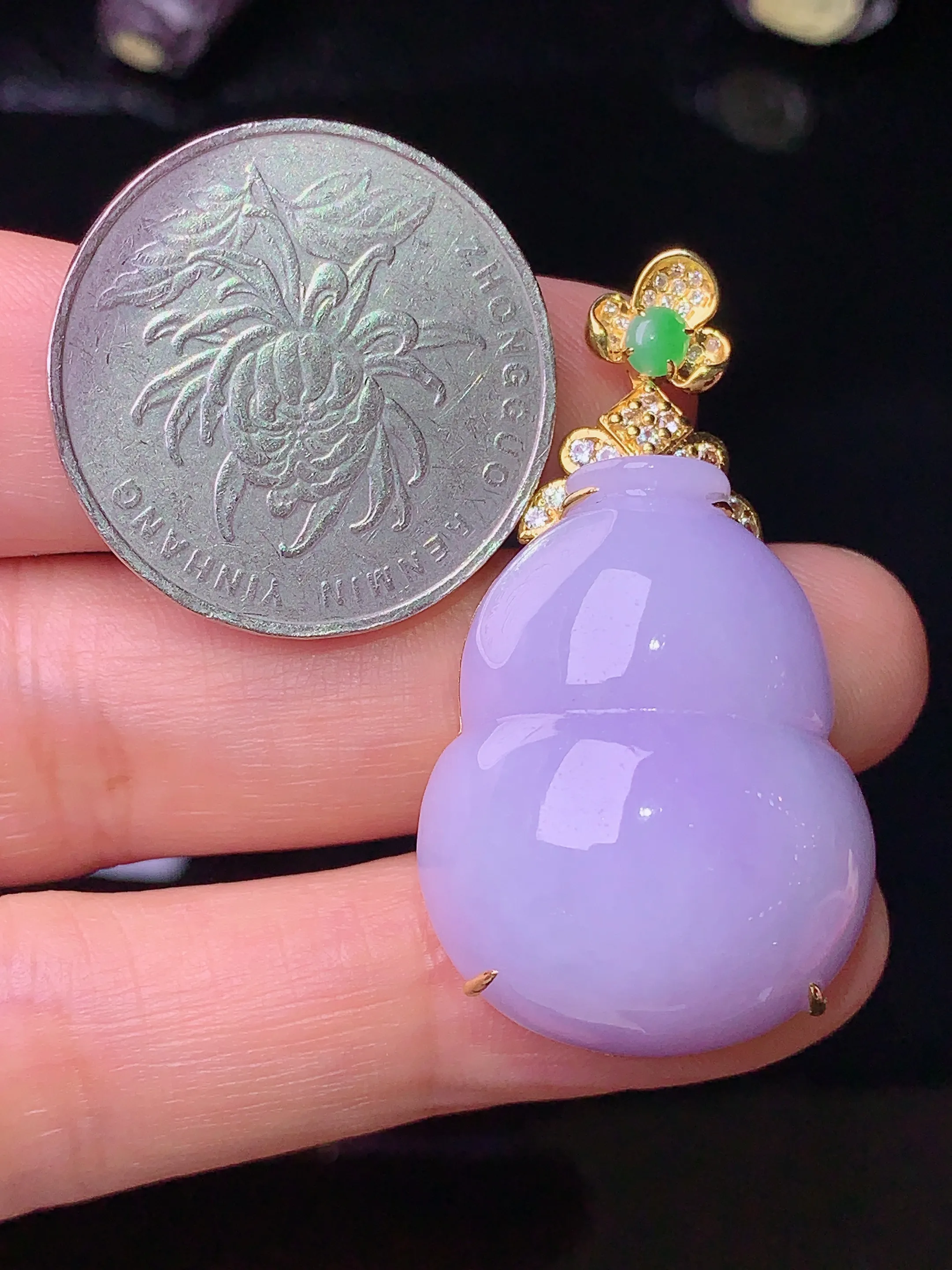 18k金钻镶嵌紫罗兰葫芦吊坠 玉质细腻 色泽清新艳丽 整体尺寸40.3*22*12.8