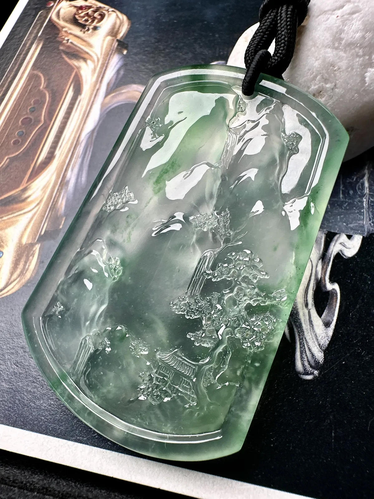 【玻璃种飘绿山水】种地很不错，冰感十足，通透度好，画面感强烈，稀有的好山水