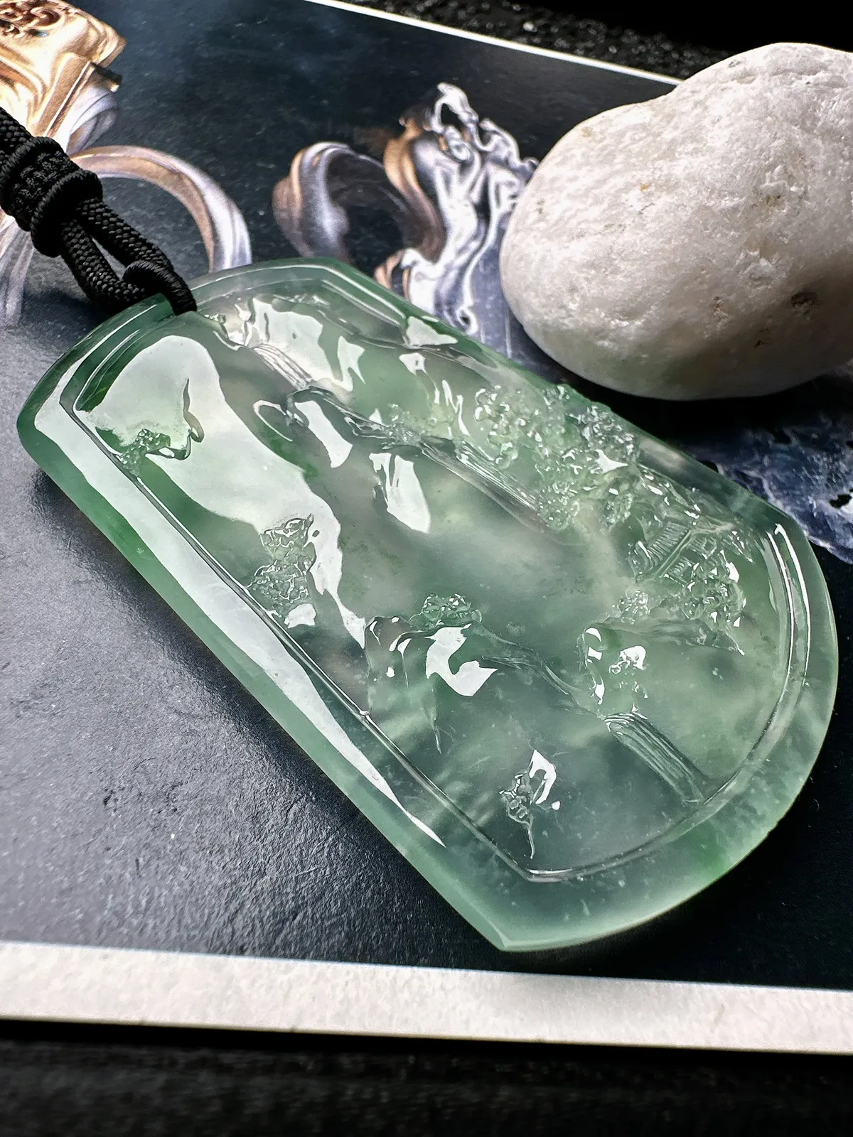【玻璃种飘绿山水】种地很不错，冰感十足，通透度好，画面感强烈，稀有的好山水