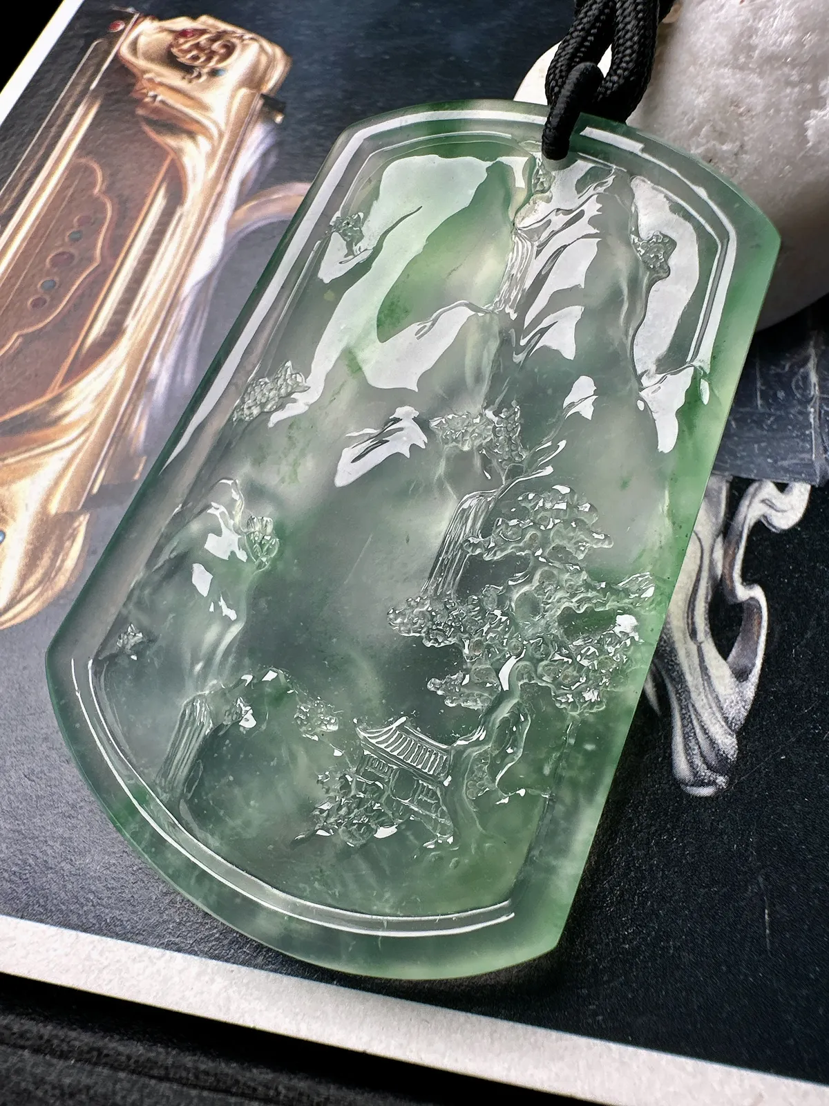 【玻璃种飘绿山水】种地很不错，冰感十足，通透度好，画面感强烈，稀有的好山水