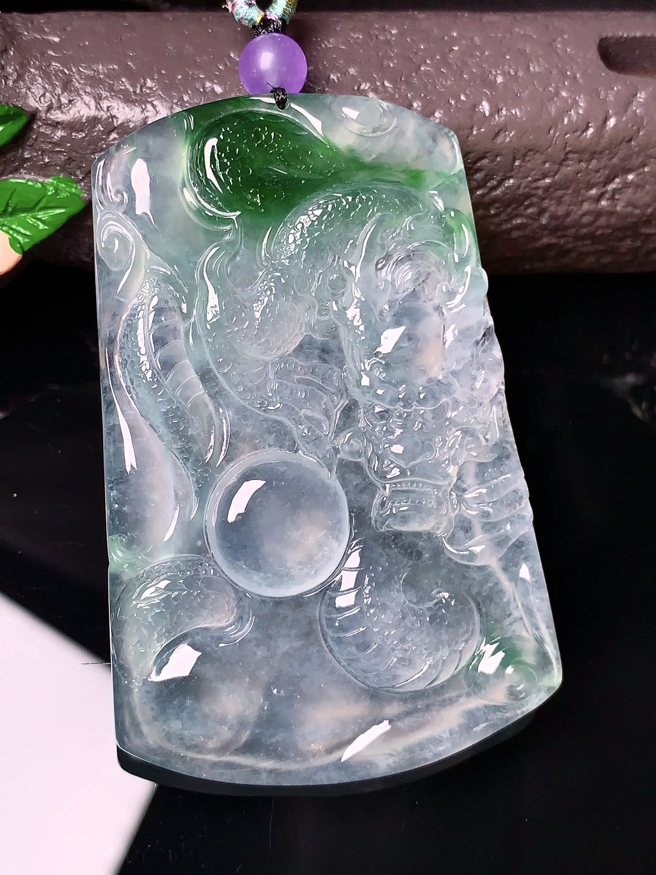 冰种飘绿龙牌吊坠 玉质细腻 色泽清新艳丽 整体尺寸61*39.6*5.8