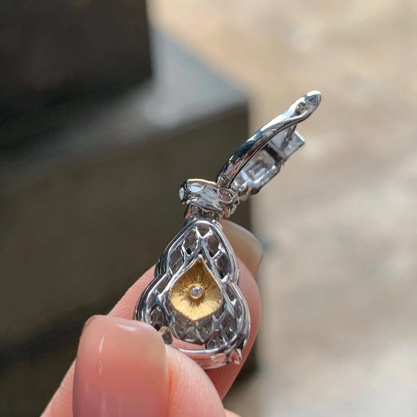 辣绿葫芦耳坠
真金镶嵌 大气