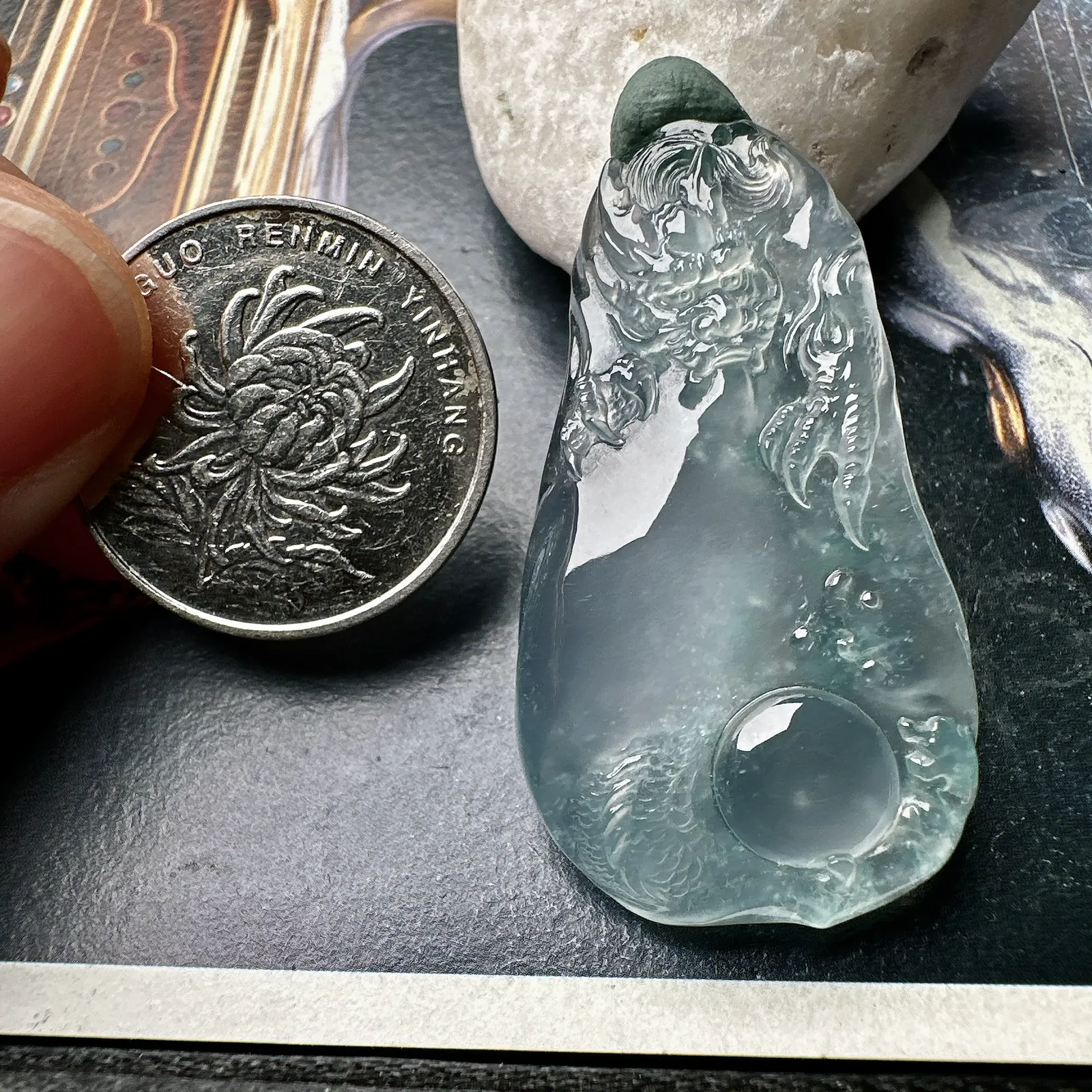 【玻璃种随形飘花龙牌】冰润细腻，冰感好，质地很不错。雕工精细，佩戴效果好
