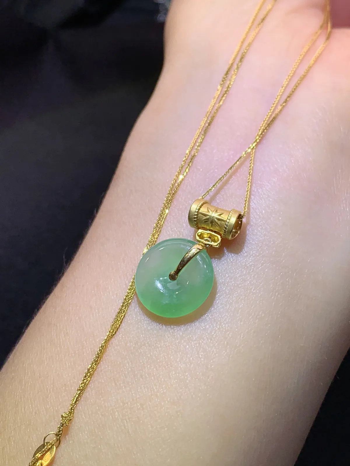 冰飘绿平安扣锁骨链，18k金镶嵌，简约时尚，冰润细腻，种水足 裸石13.3*2.9