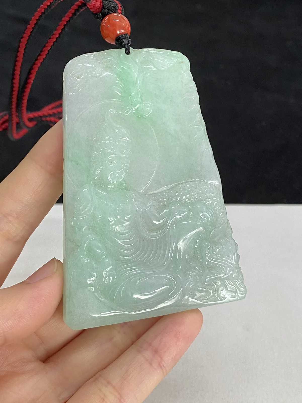 翡翠糯化种飘绿吊坠，配珠未测