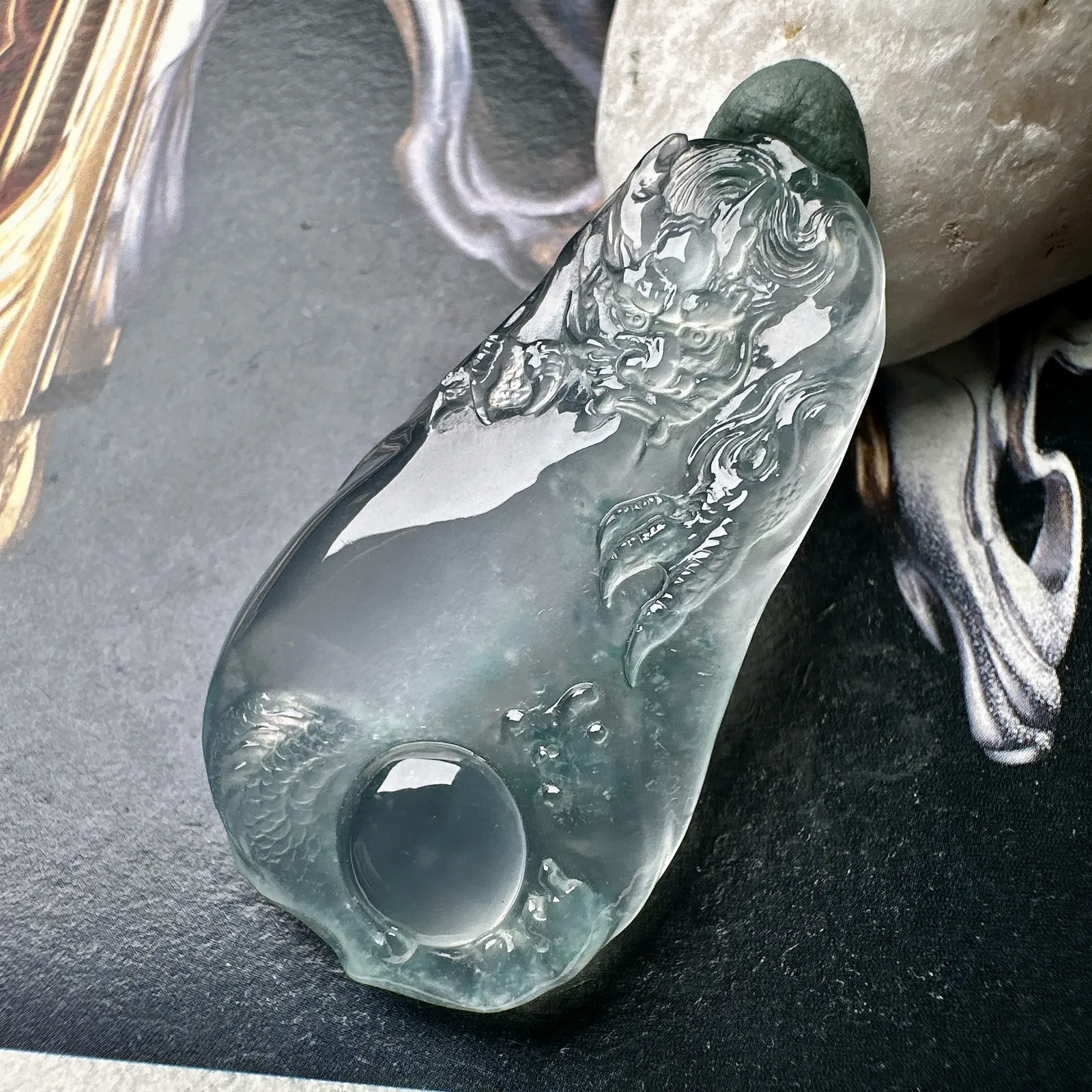 【玻璃种随形飘花龙牌】冰润细腻，冰感好，质地很不错。雕工精细，佩戴效果好