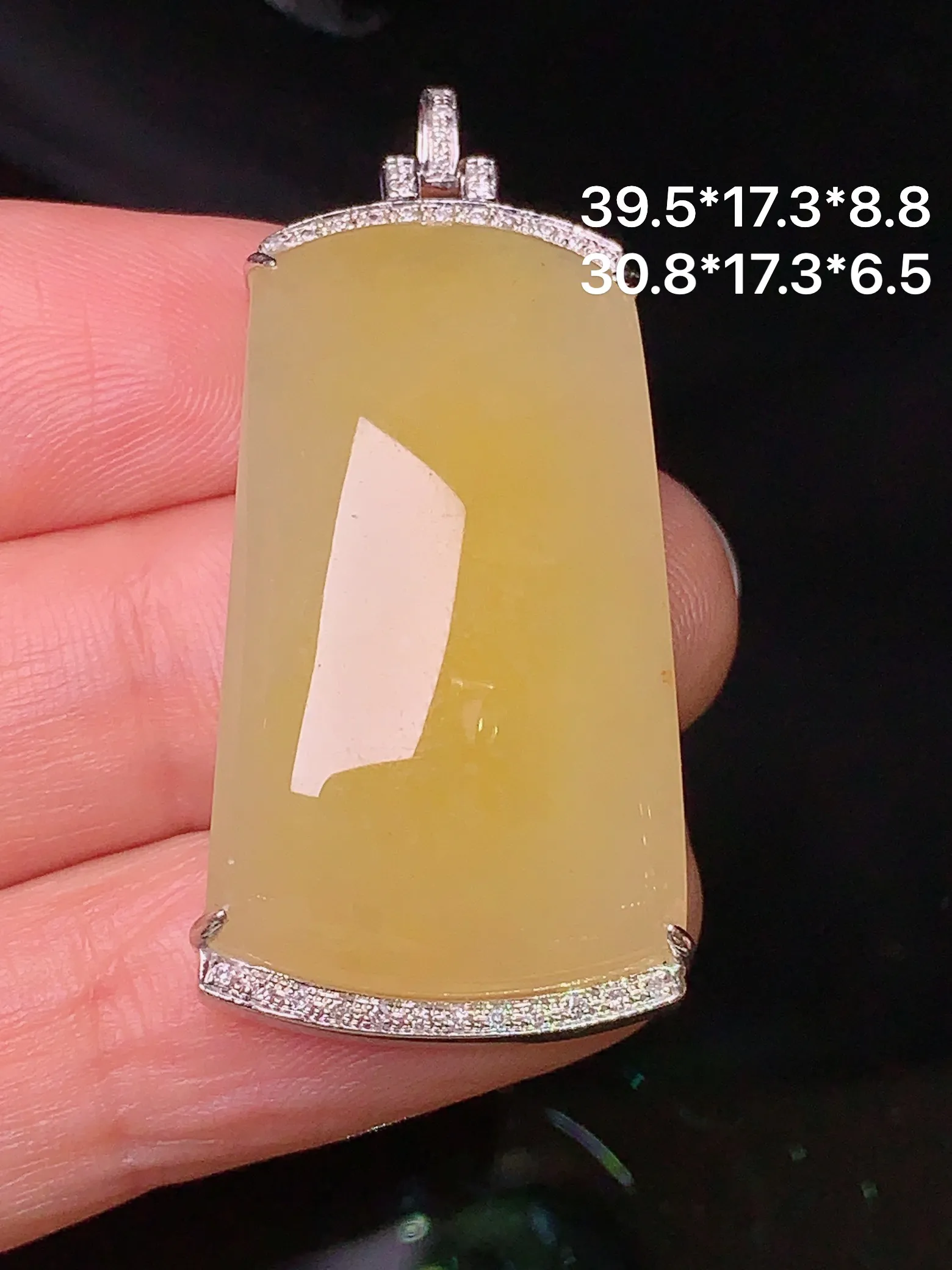 18k金钻镶嵌黄翡素牌吊坠 玉质细腻 色泽清新艳丽 整体尺寸39.5*17.3*8.8