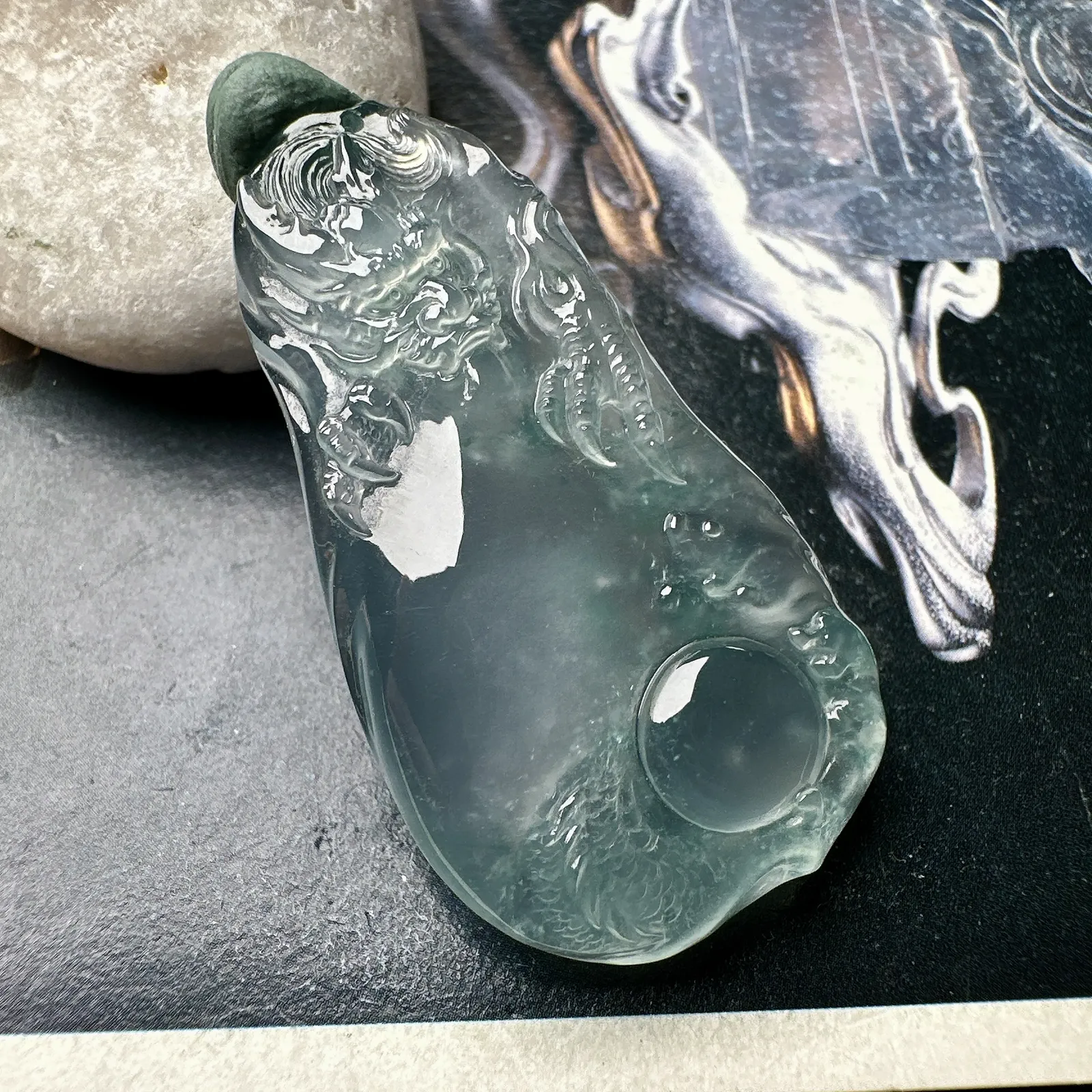 【玻璃种随形飘花龙牌】冰润细腻，冰感好，质地很不错。雕工精细，佩戴效果好