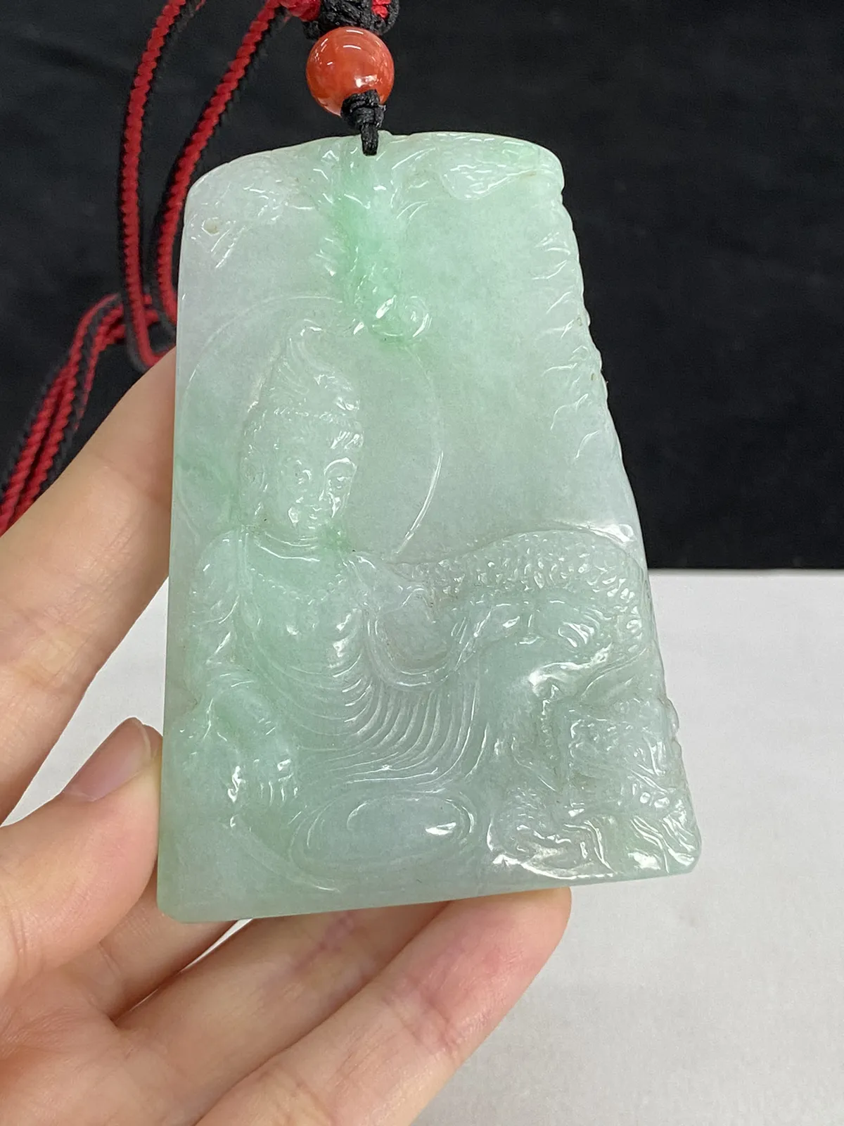 翡翠糯化种飘绿吊坠，配珠未测