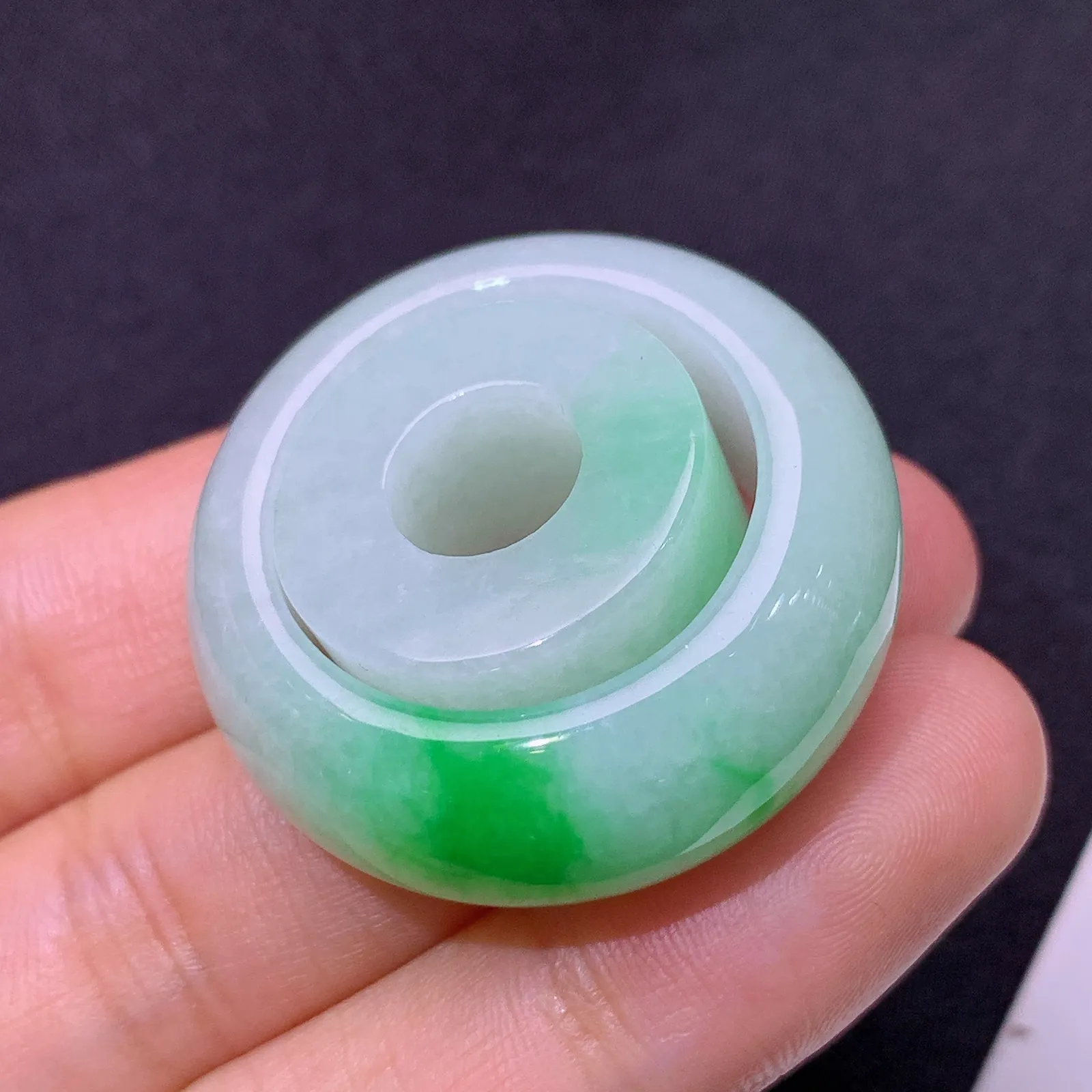 飘绿子母扣吊坠 冰润色阳，玉质细腻，种水足 圈口26 宽12厚5.3