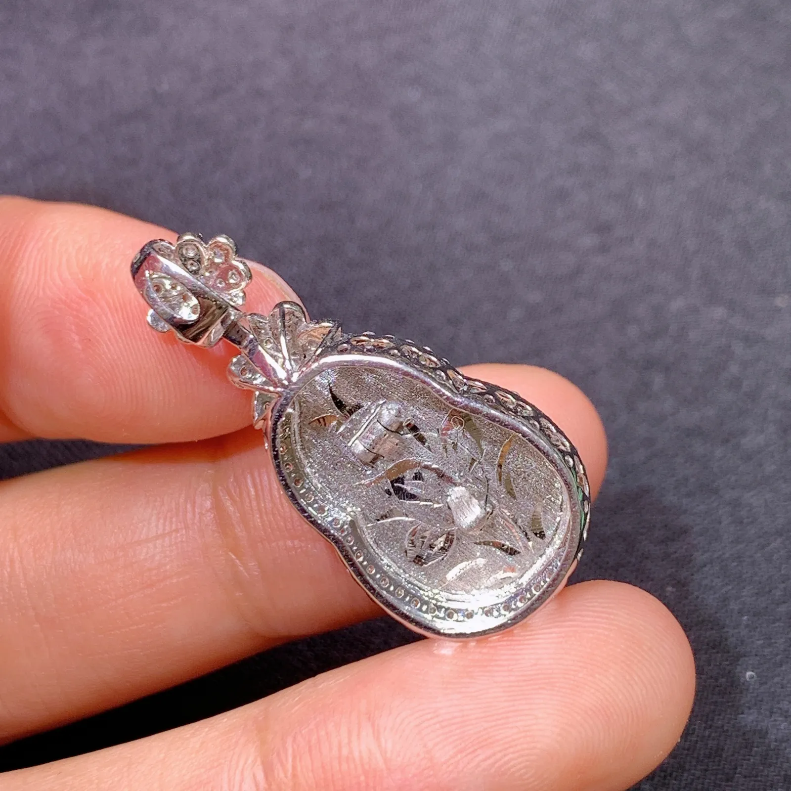 甜绿葫芦吊坠，18k金镶嵌，色泽鲜阳，冰润细腻，种水足 尺寸30*13.9*9.7