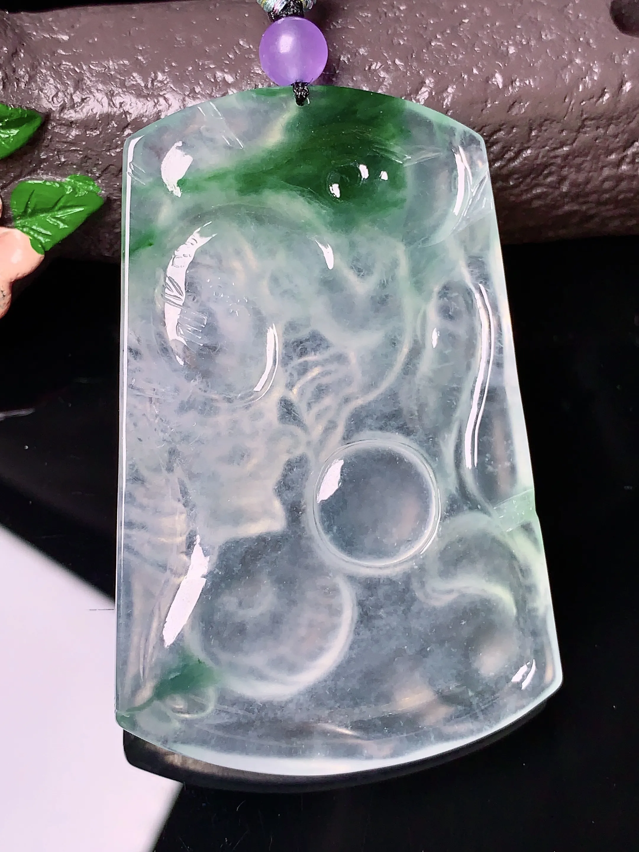 冰种飘绿龙牌吊坠 玉质细腻 色泽清新艳丽 整体尺寸61*39.6*5.8