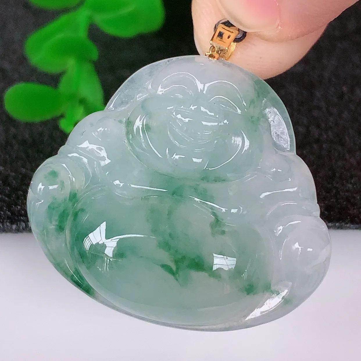 自然光实拍，18K金镶嵌冰种飘花翡翠佛公吊坠，冰透饱满， 佛公亦保平安，寓意有福（佛公）相伴，品相佳