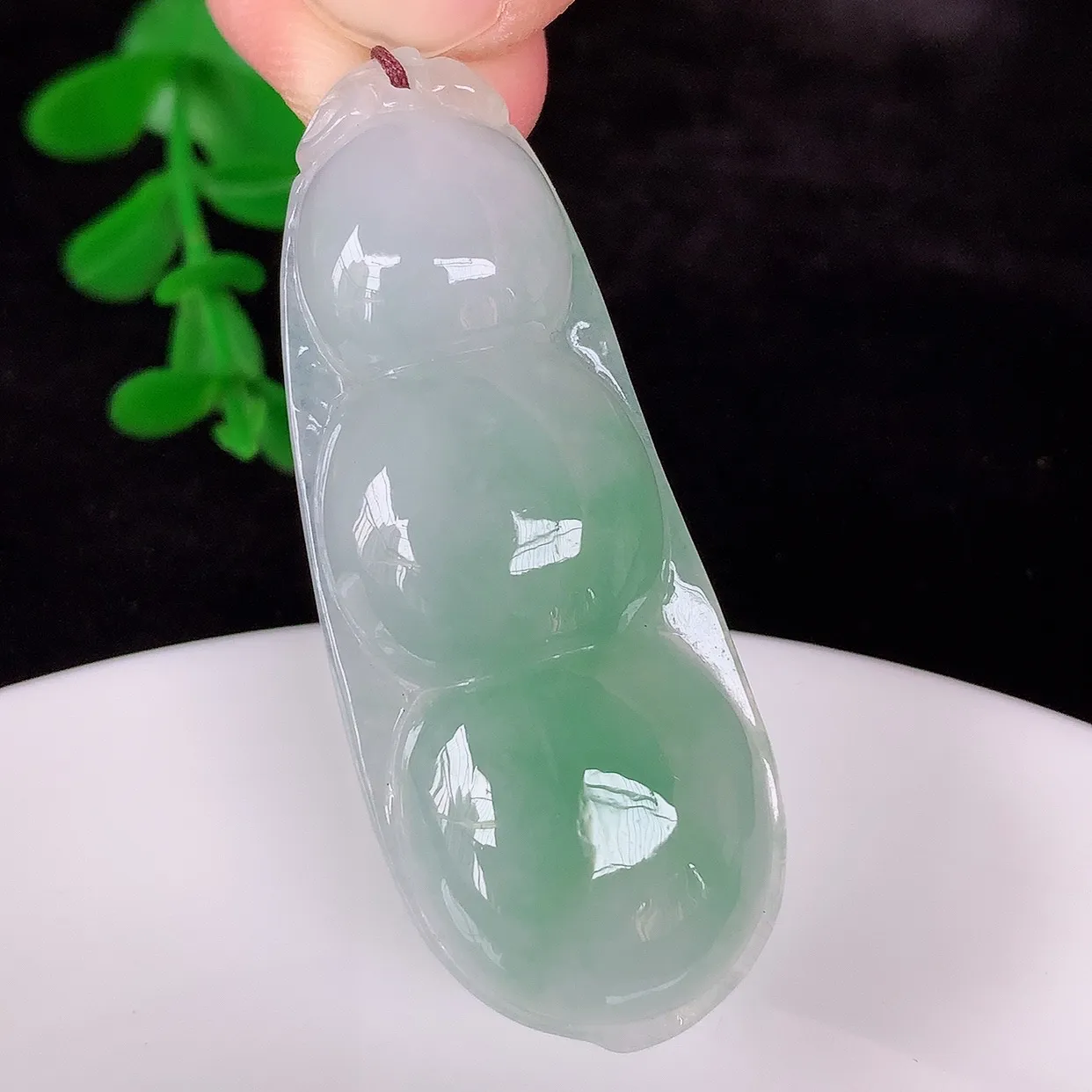 自然光实拍，冰润冰飘绿翡翠四季豆吊坠，平安豆福豆玉坠，冰润通透，豆粒饱满，寓意： 豆蔻年华！#57.