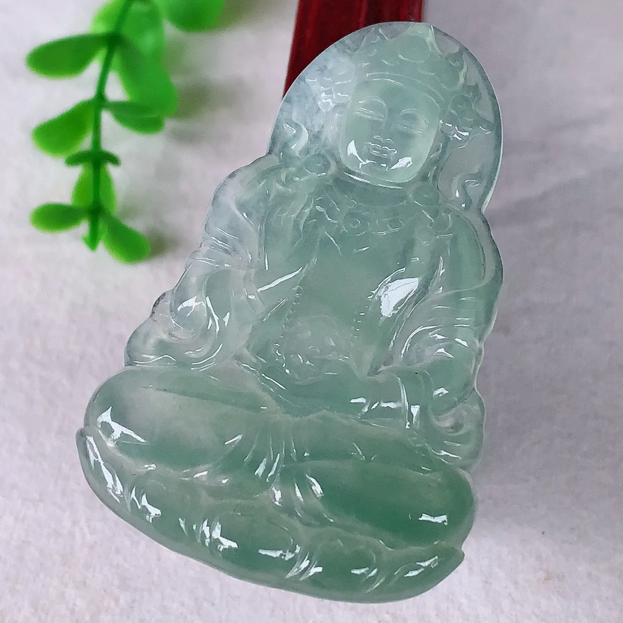 自然光实拍，冰种飘绿翡翠观音吊坠，赐福翡翠观音，翠色迷人，观音面相端庄，佩戴时尚出众！#31.3