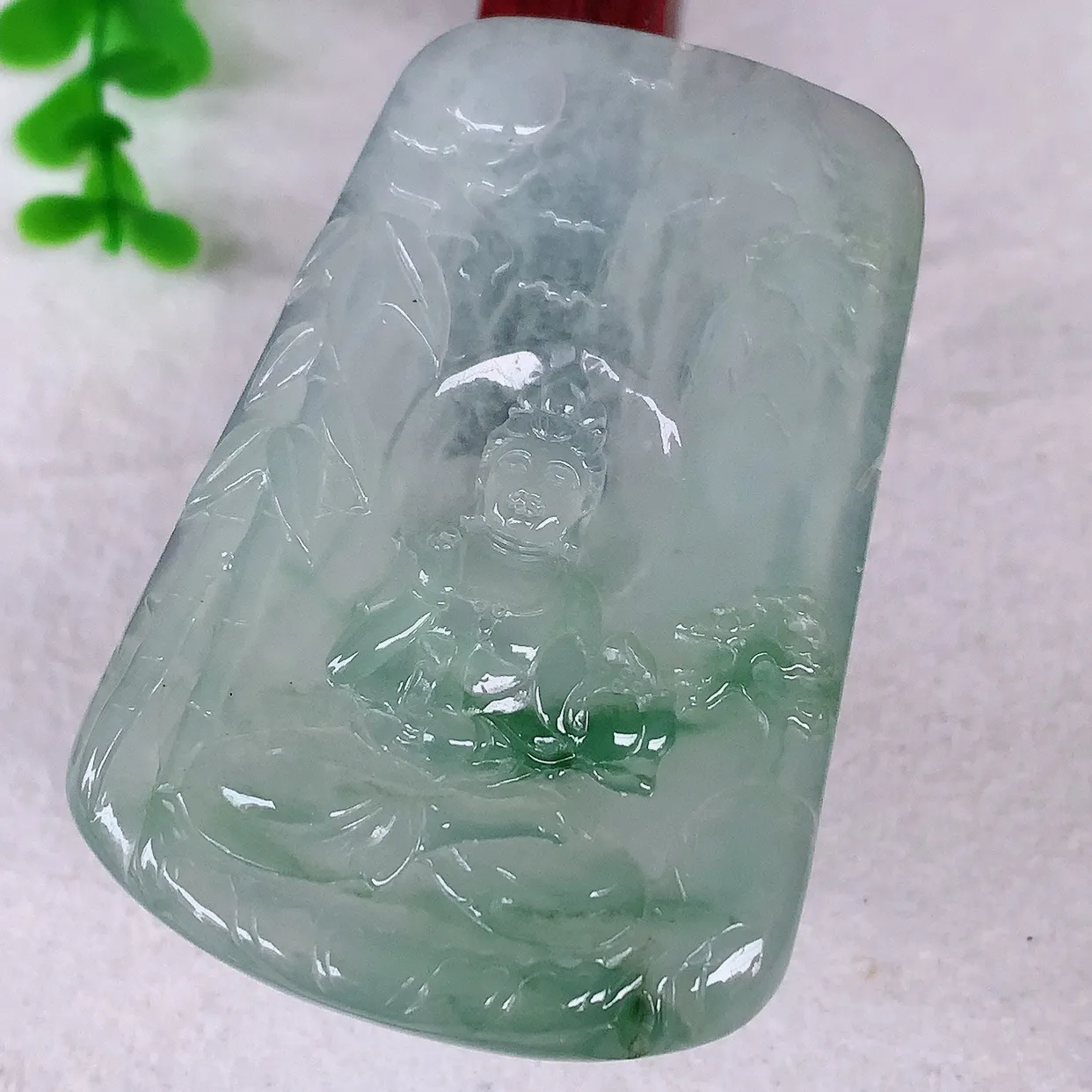 自然光实拍，大件冰种飘绿花翡翠山水观音吊坠，赐福翡翠观音，翠色迷人，观音面相端庄，佩戴时尚出众！#31.3