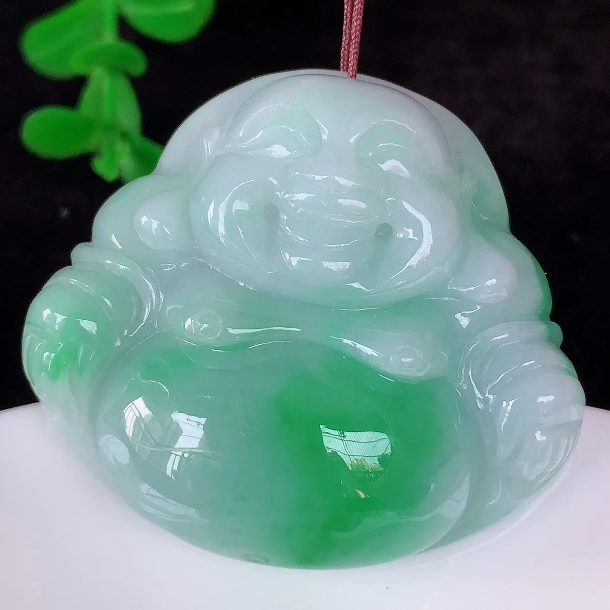 自然光实拍，大件厚装冰润冰糯种飘阳绿翡翠佛公吊坠，饱满， 佛公亦保平安，寓意有福（佛公）相伴， 配戴